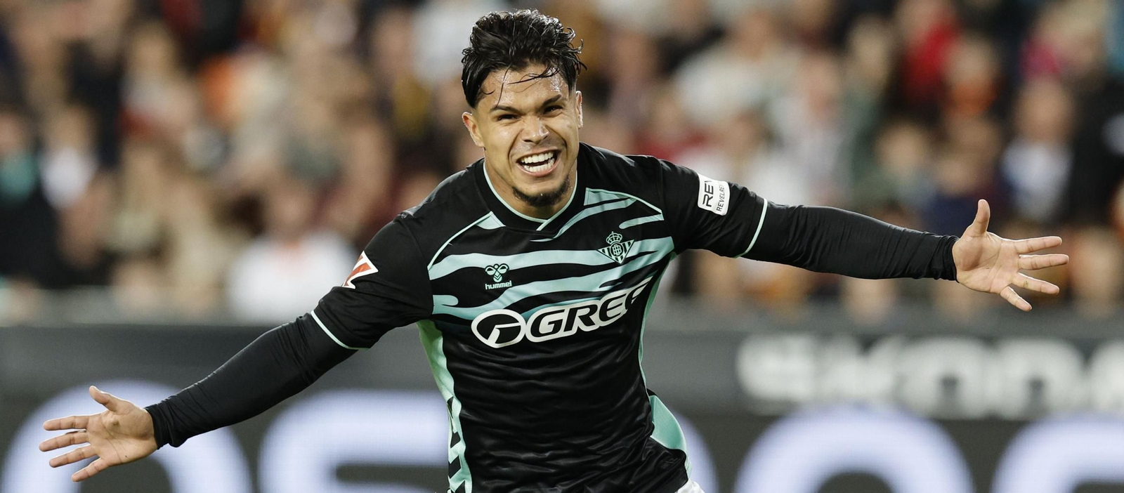 Cucho Hernández canta el gol que adelantaba al Betis ante el Valencia.