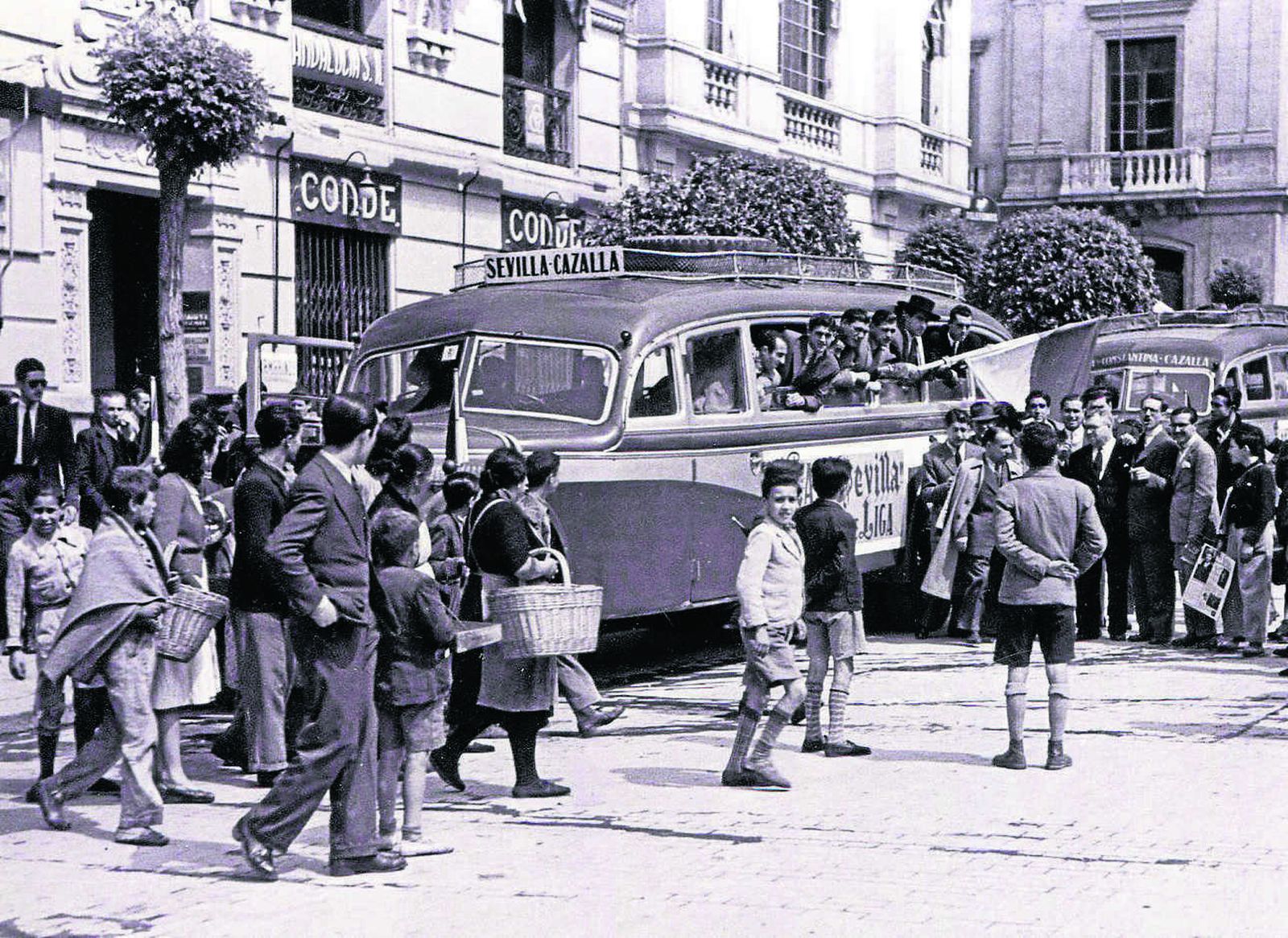 Apoteósico recibimiento a su paso por Carmona del Sevilla campeón de Liga en la  teporada 1945-46, conquistada en Barcelona.