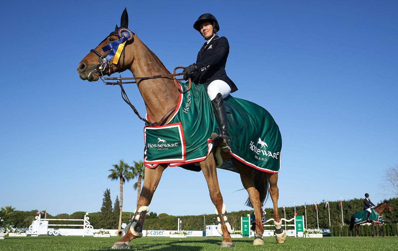 Gudrun Patteet y su yegua después de ganar la prueba principal del día.