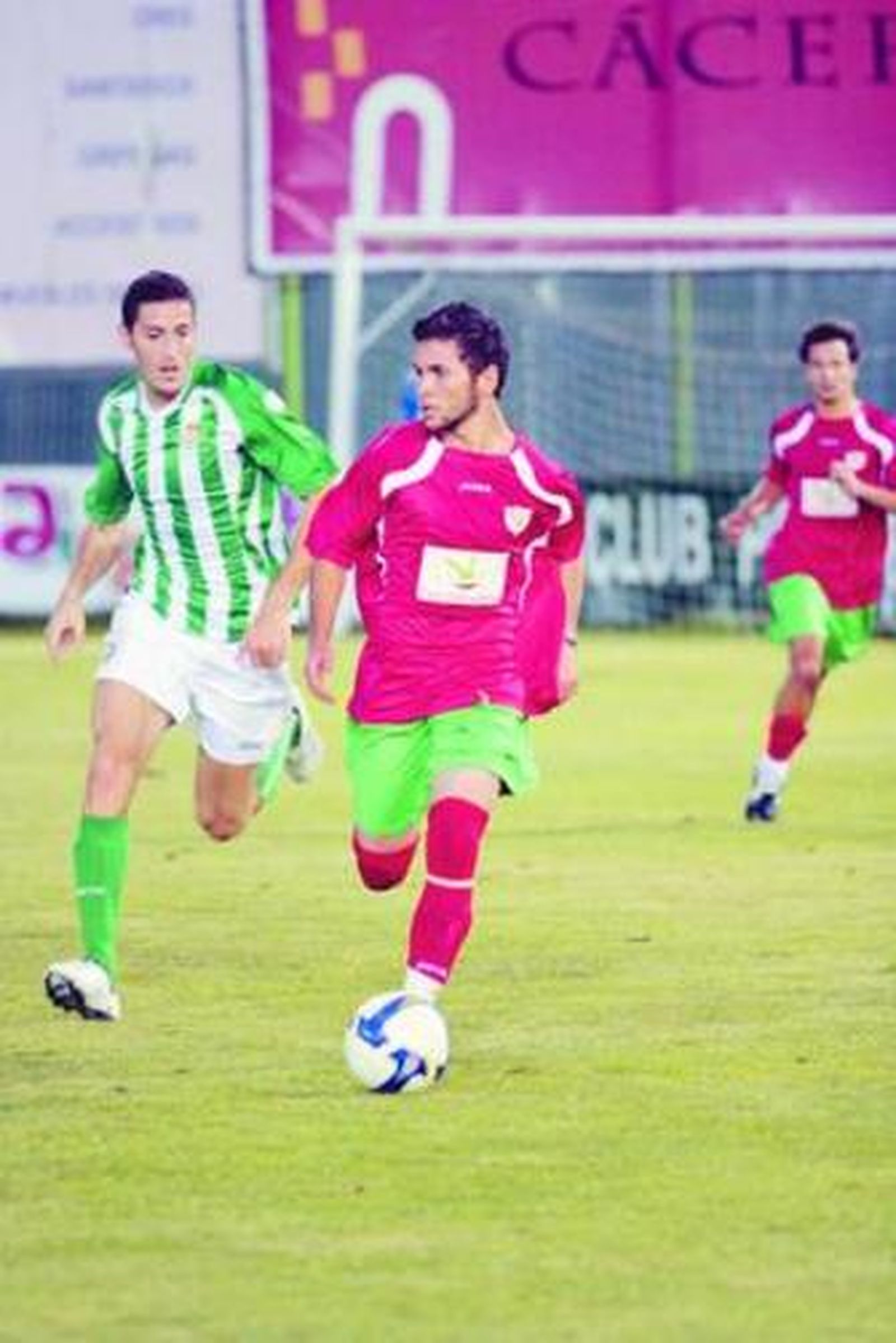 Damià persigue a un rival del Cacereño.