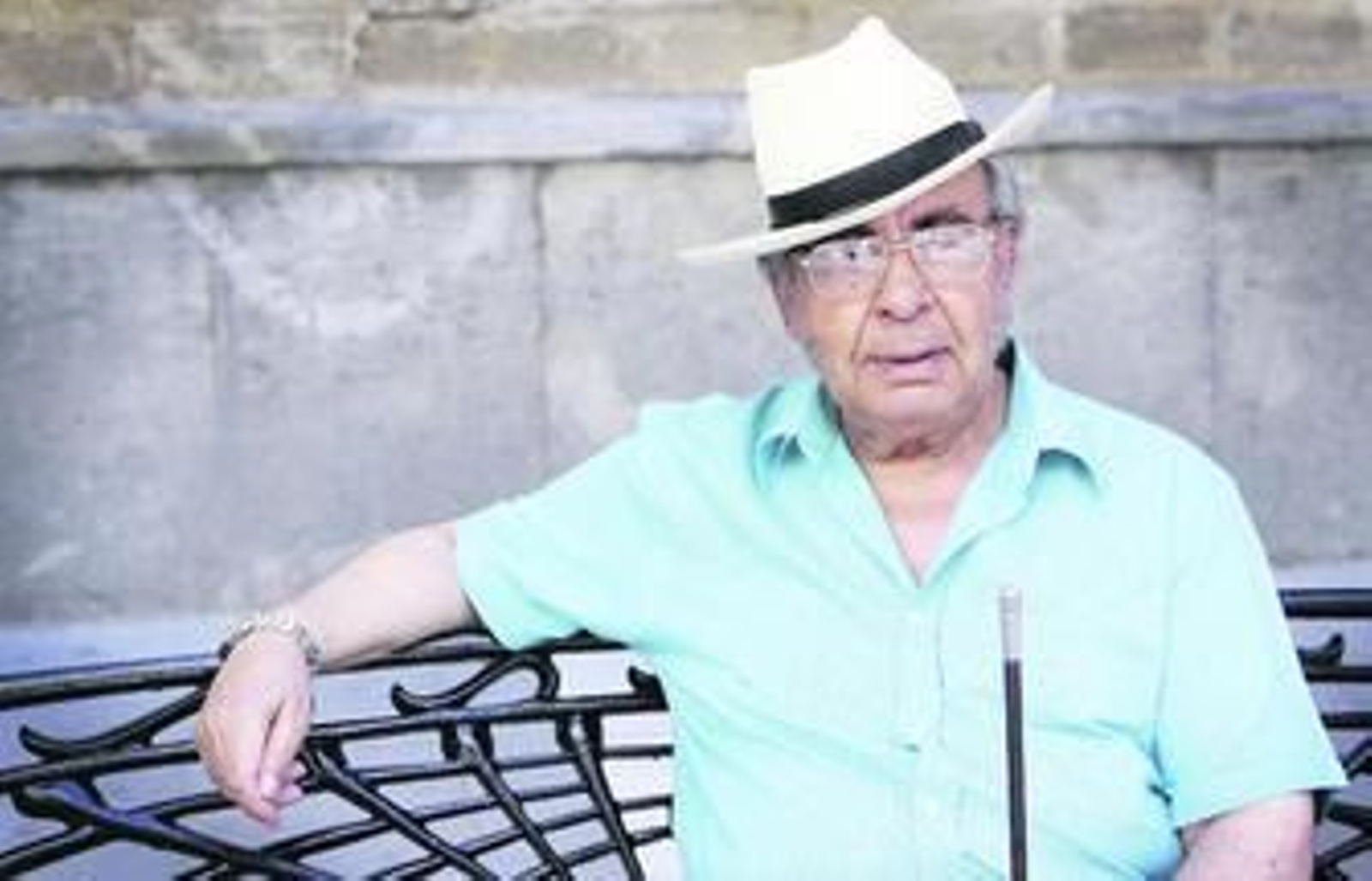 Manuel Morao posa en un banco de la calle Larga.