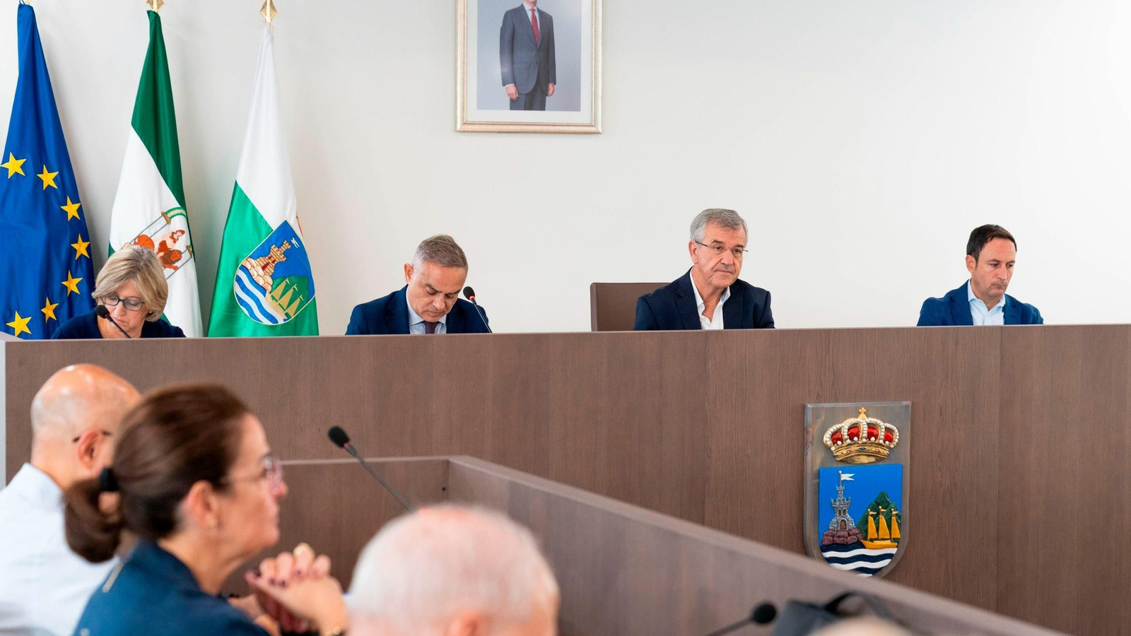 El alcalde de Estepona, José María García Urbano, entre otros, en el transcurso de un pleno municipal