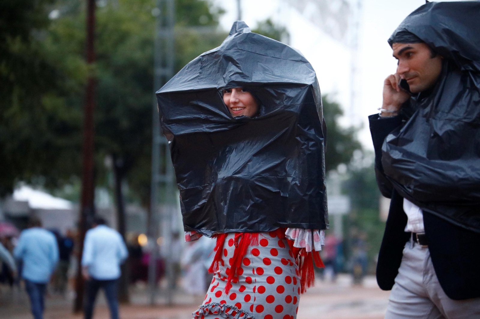 La intensa lluvia de este sábado en la Feria de Córdoba, en imágenes