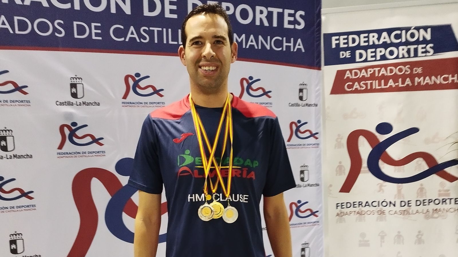 Carlos Tejada luce las tres medallas que logró en estos campeonatos.