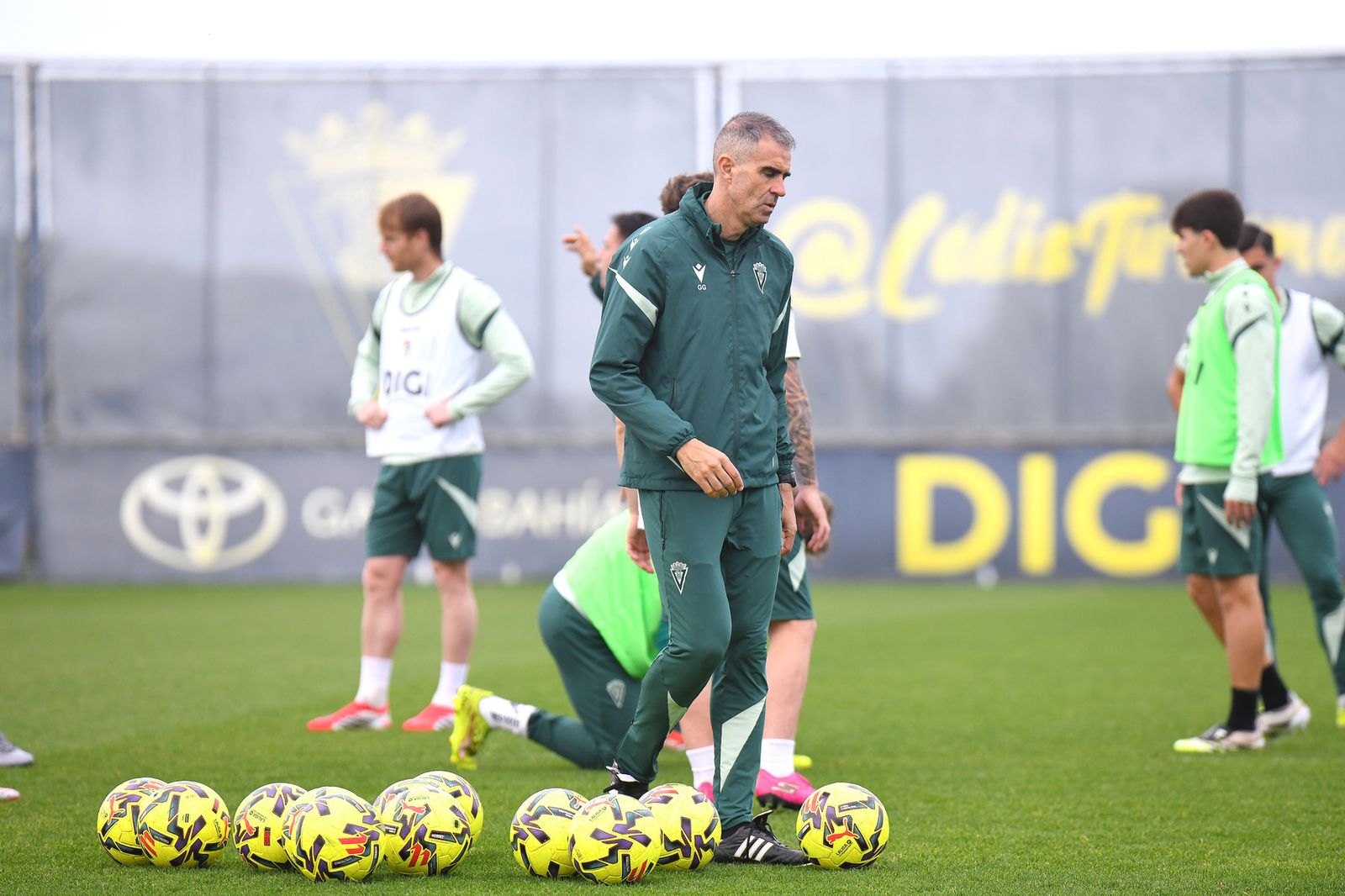 Garitano, rodeado de balones en una sesión preparatoria.