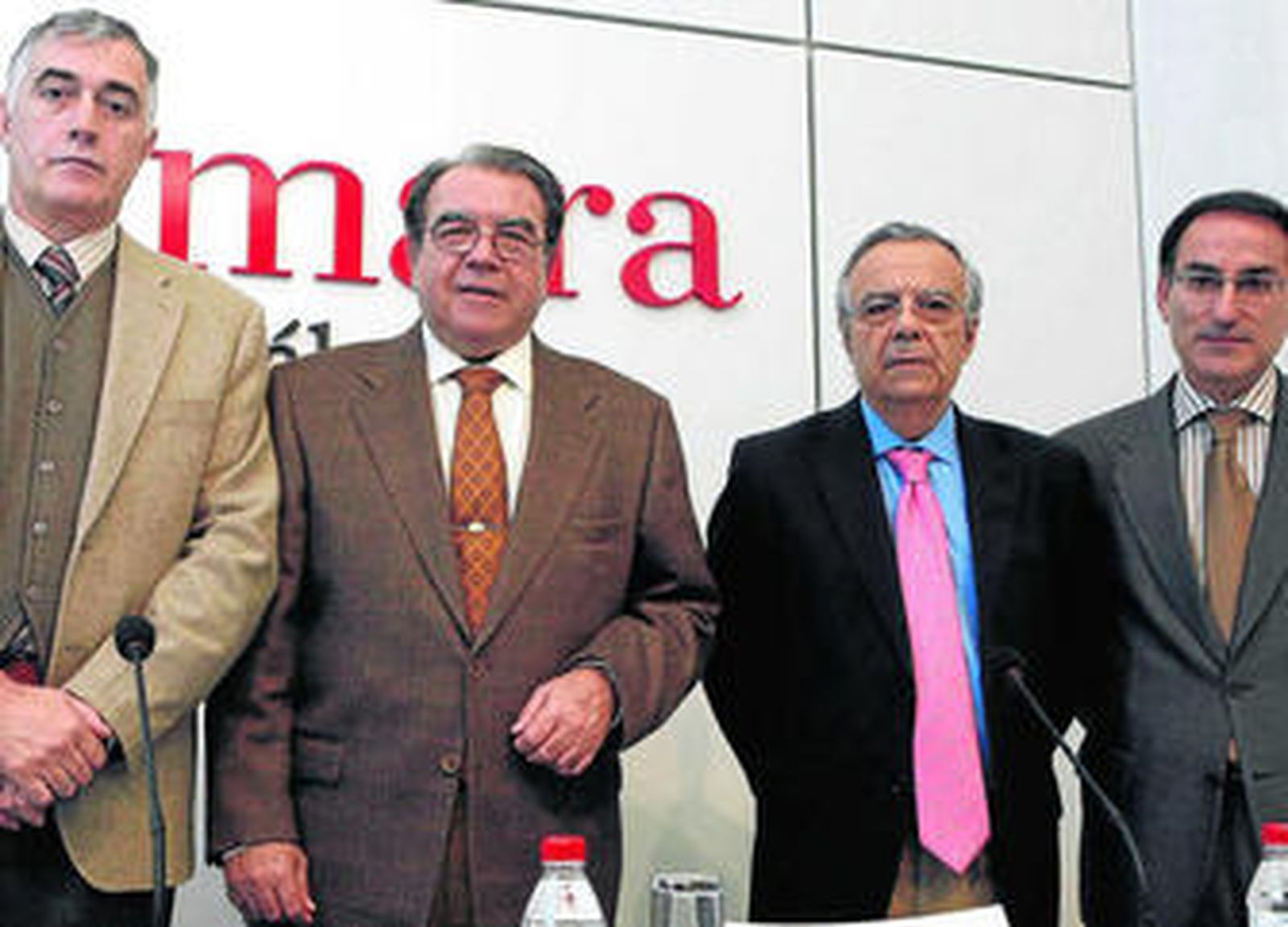 De izquierda a derecha, el ex gerente y presidente de la Cámara, Andrés García y Jerónimo Pérez, con la cúpula de la CEM.