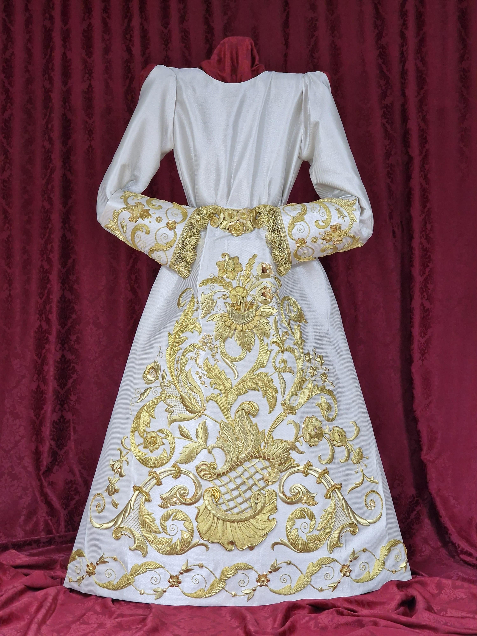 Nueva saya de la Virgen de los Dolores de Vélez Rubio.