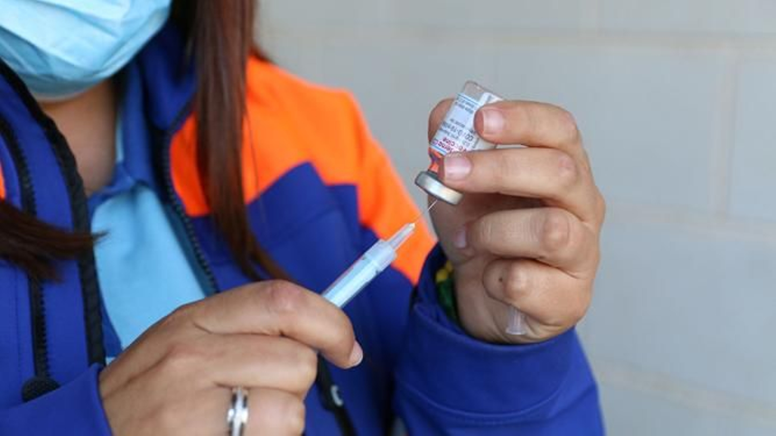 Una sanitaria prepara una vacuna.