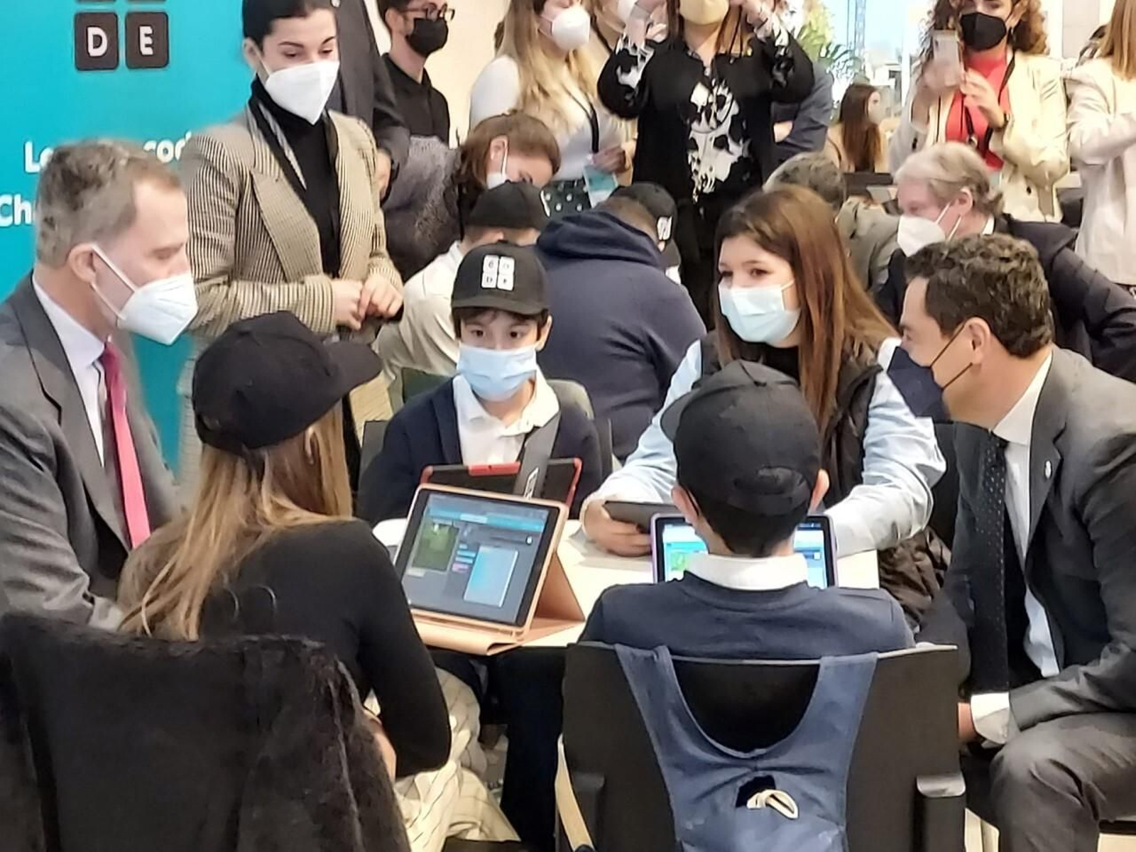 Don Felipe, doña Letizia y Juanma Moreno atienden a las indicaciones del alumnado del Colegio SAFA de Écija.