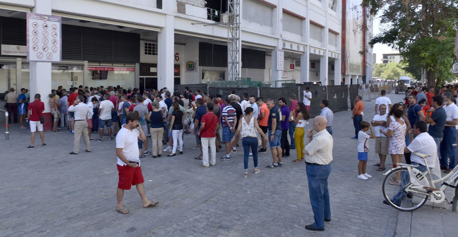 Colas en las taquillas del Sánchez-Pizjuán.