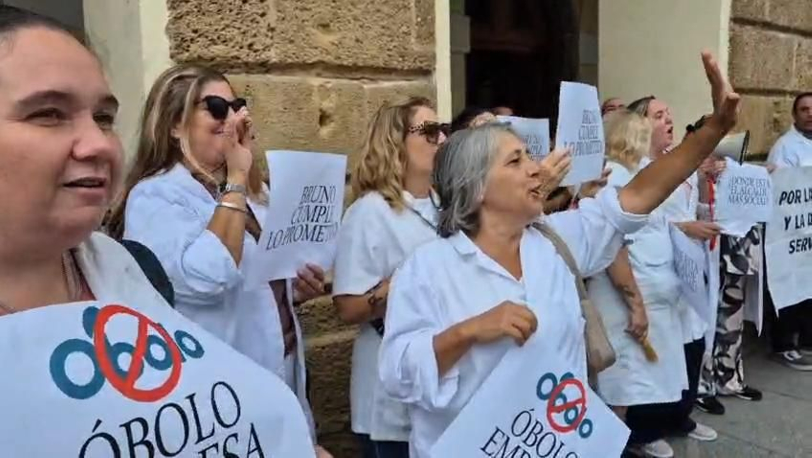 Trabajadoras auxiliares de Ayuda a Domicilio de Cádiz, en la puerta del Ayuntamiento este 20 de octubre.