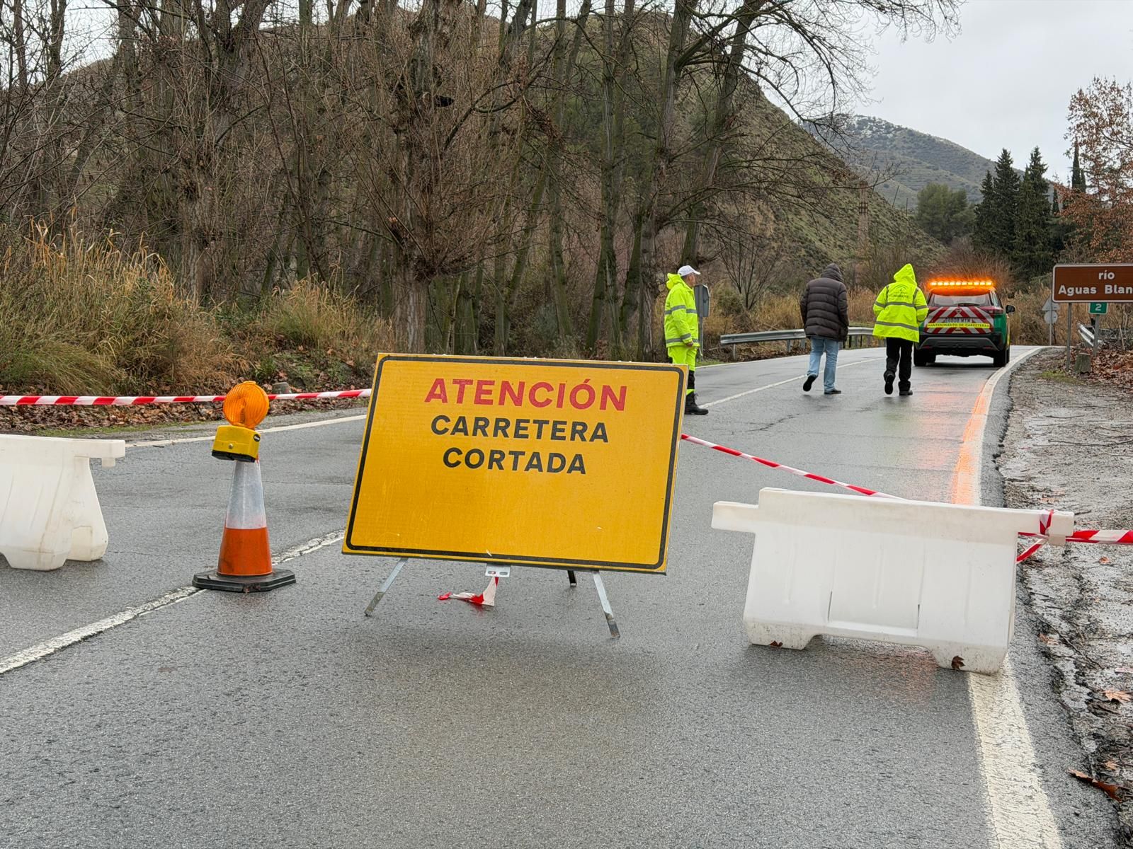 Imagen del corte de la carretera ante posibles crecidas del río Aguas Blancas