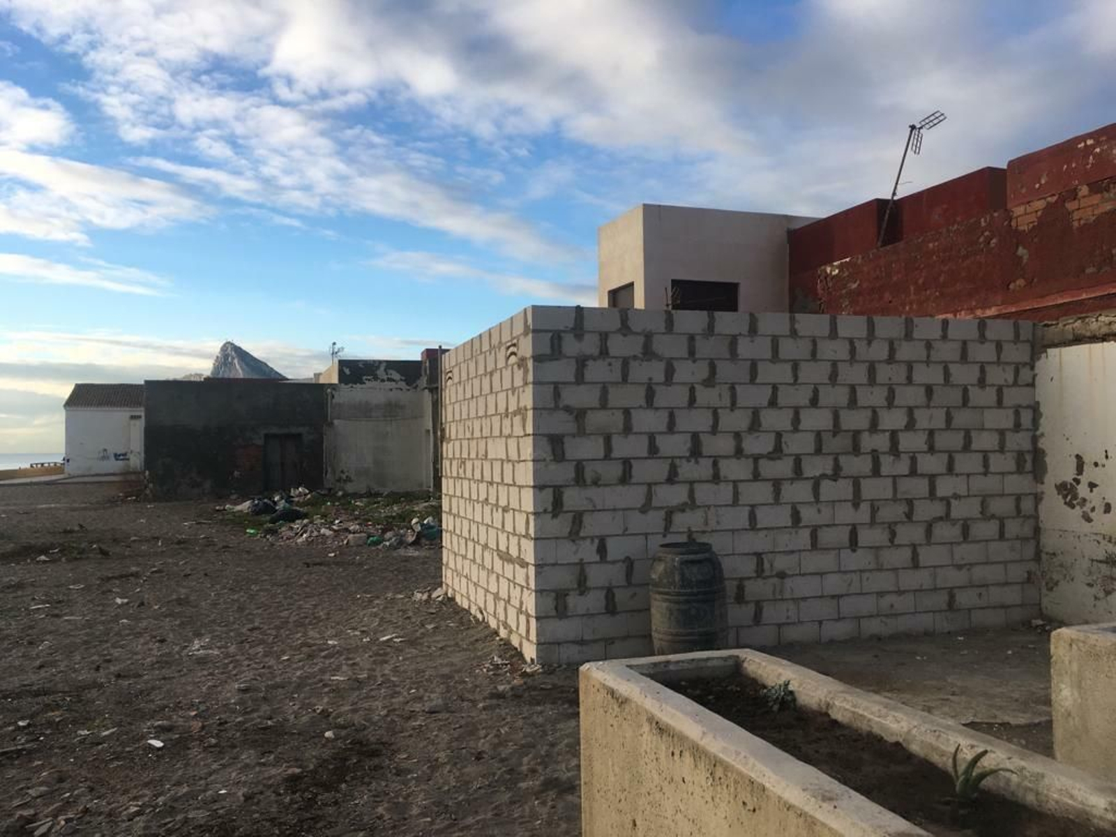 Narcogasolinera en construcción en la playa de Levante, en La Línea.