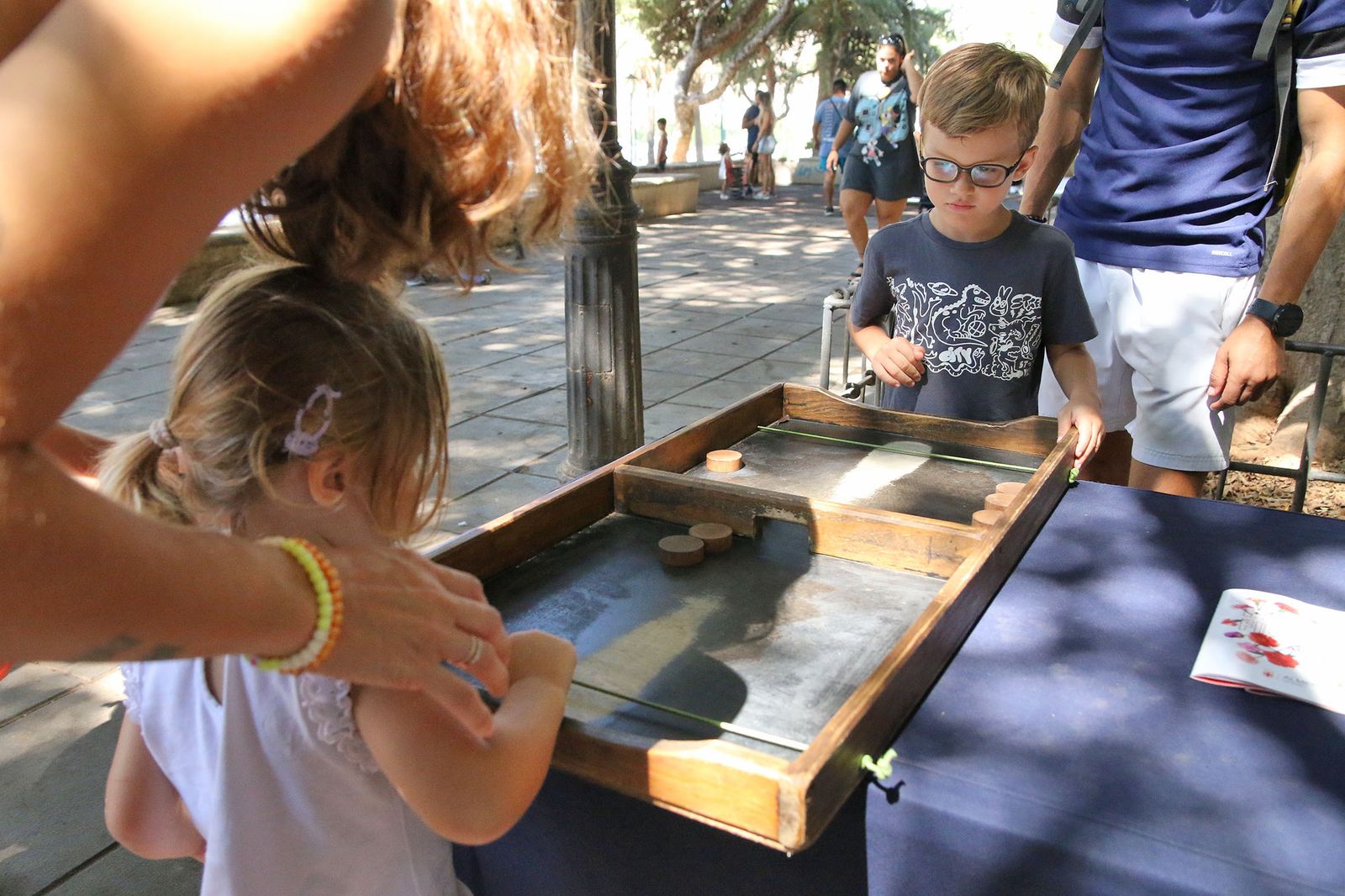 Los pequeños disfrutan descubriendo los juegos tradicionales en esta mañana de feria