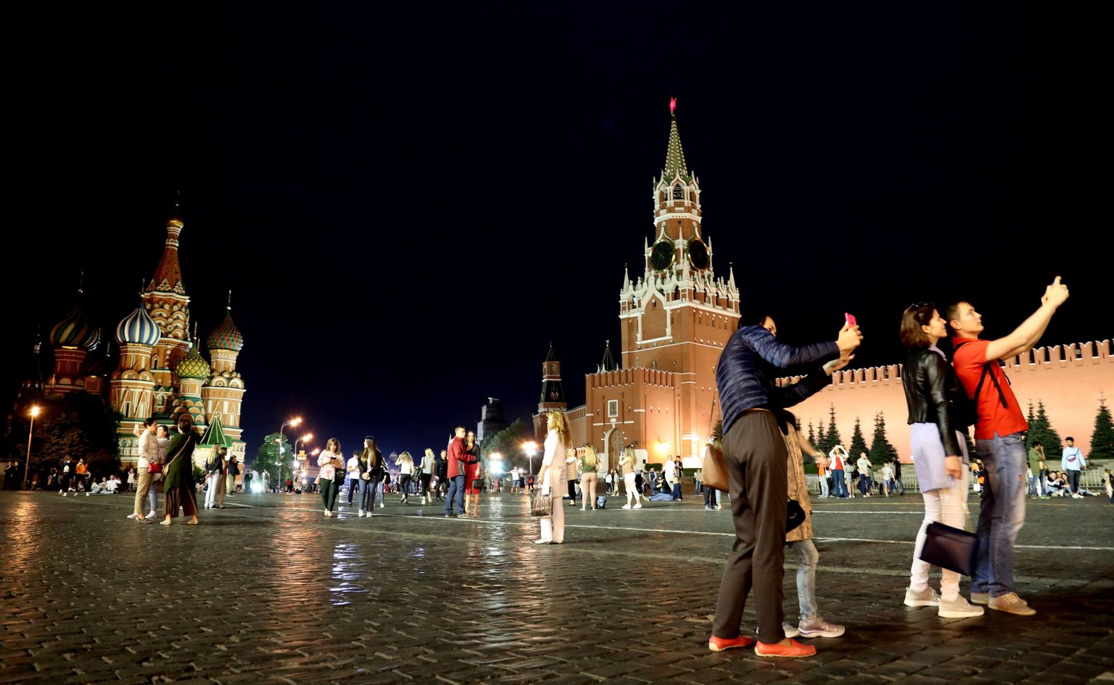 Unos jóvenes se hacen 'selfies' en la Plaza Roja de Moscú.