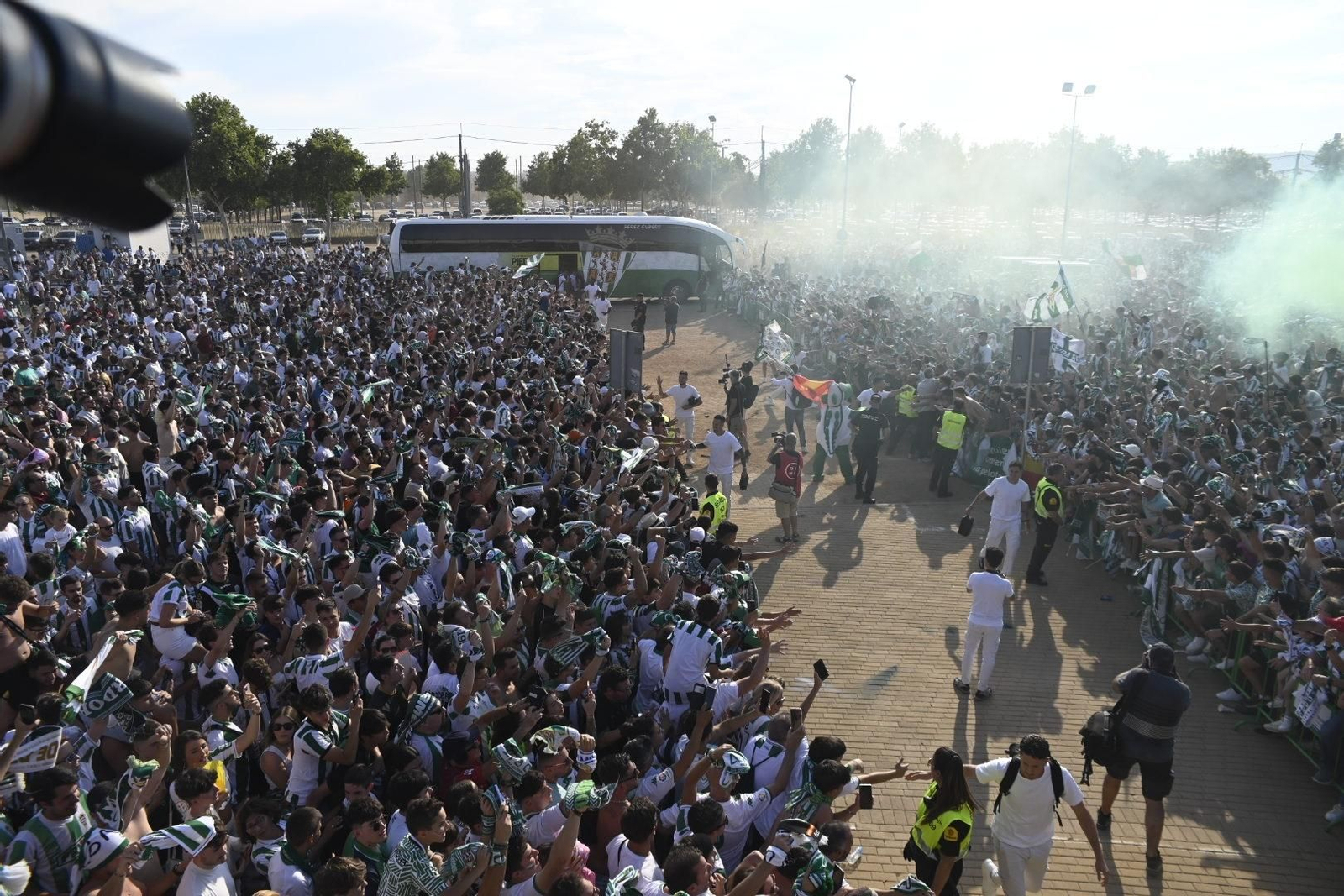 Las mejores imágenes del espectacular recibimiento a los jugadores del Córdoba CF antes de la final por el ascenso