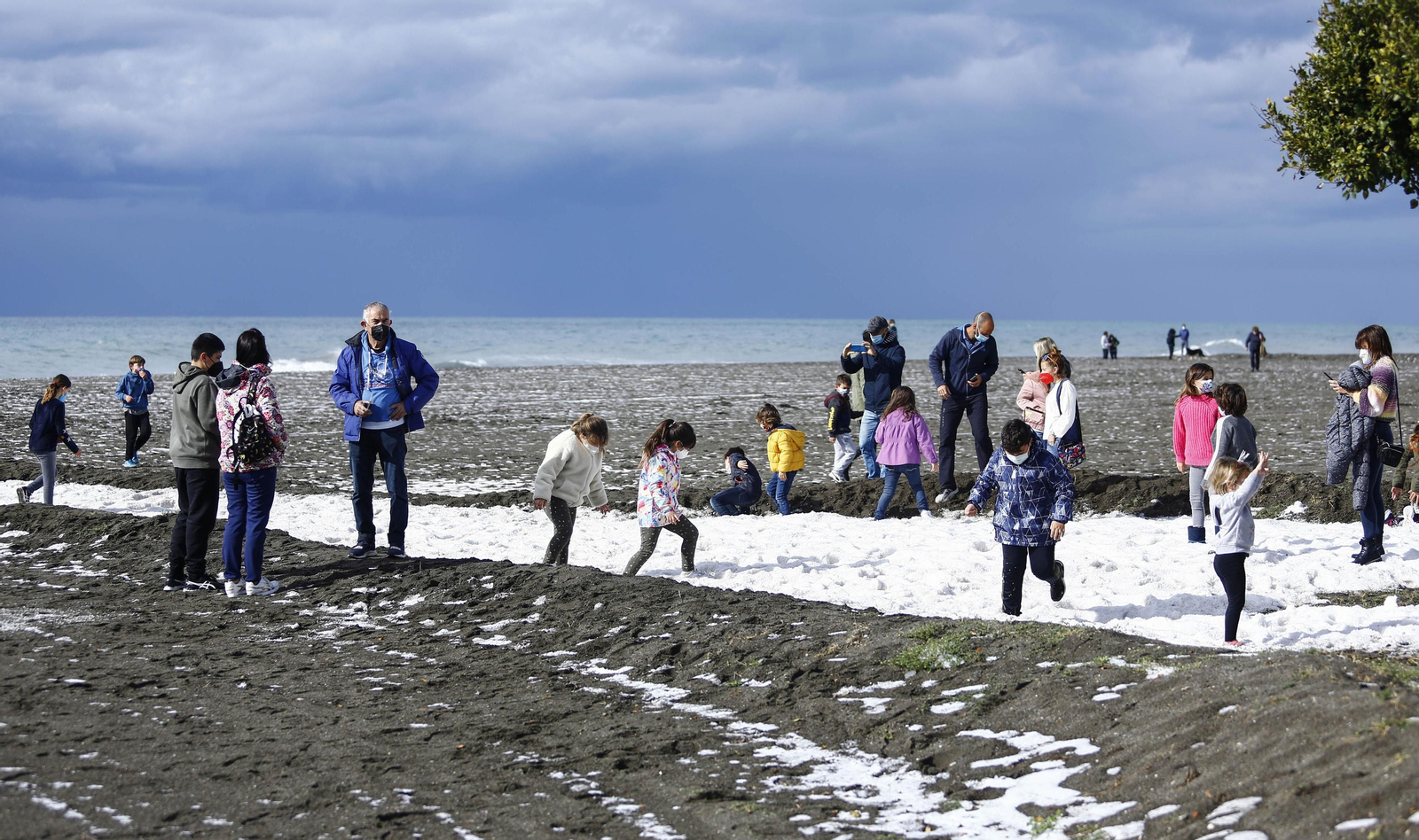 La granizada en la playa de Benajarafe, en fotos
