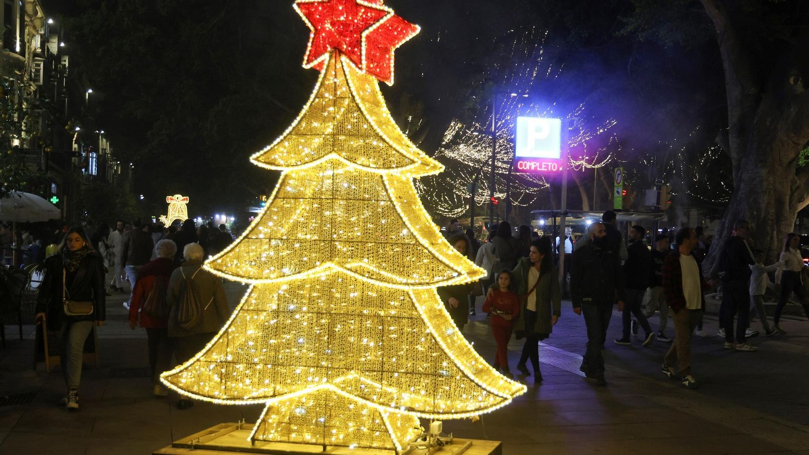 Miles de personas se congregaron para ver el encendido.