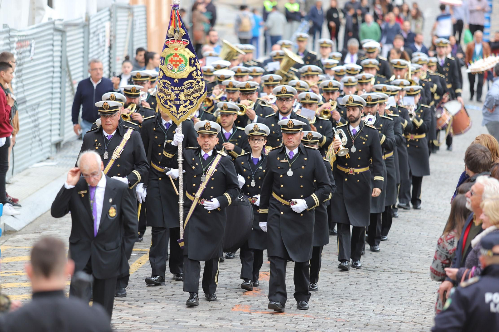 Imágenes de la procesión del Descendimiento por las  calles de Huelva