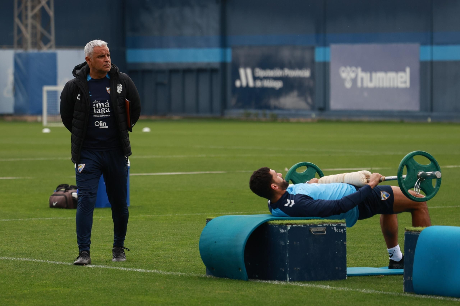 Ramón Enríquez: El capitán reaparece en muletas y sonriente
