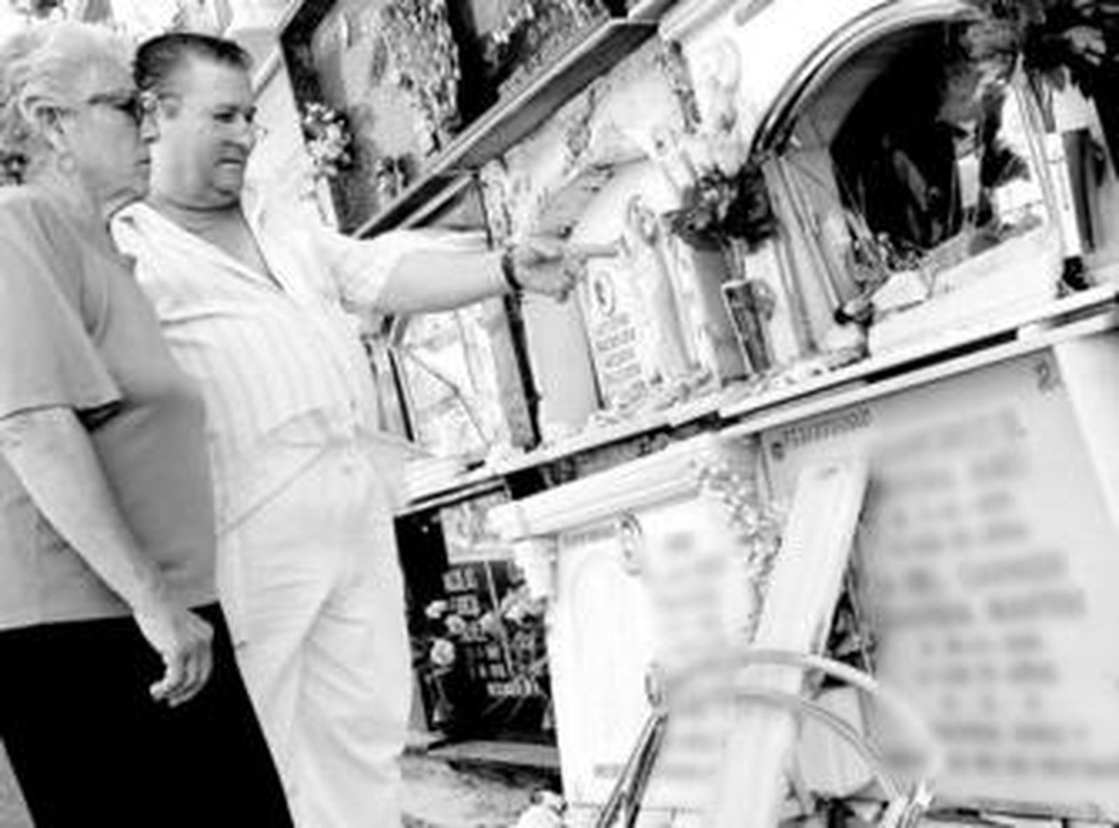 Los familiares han comprobado con sorpresa todos los daños causados por el dumper del cementerio.