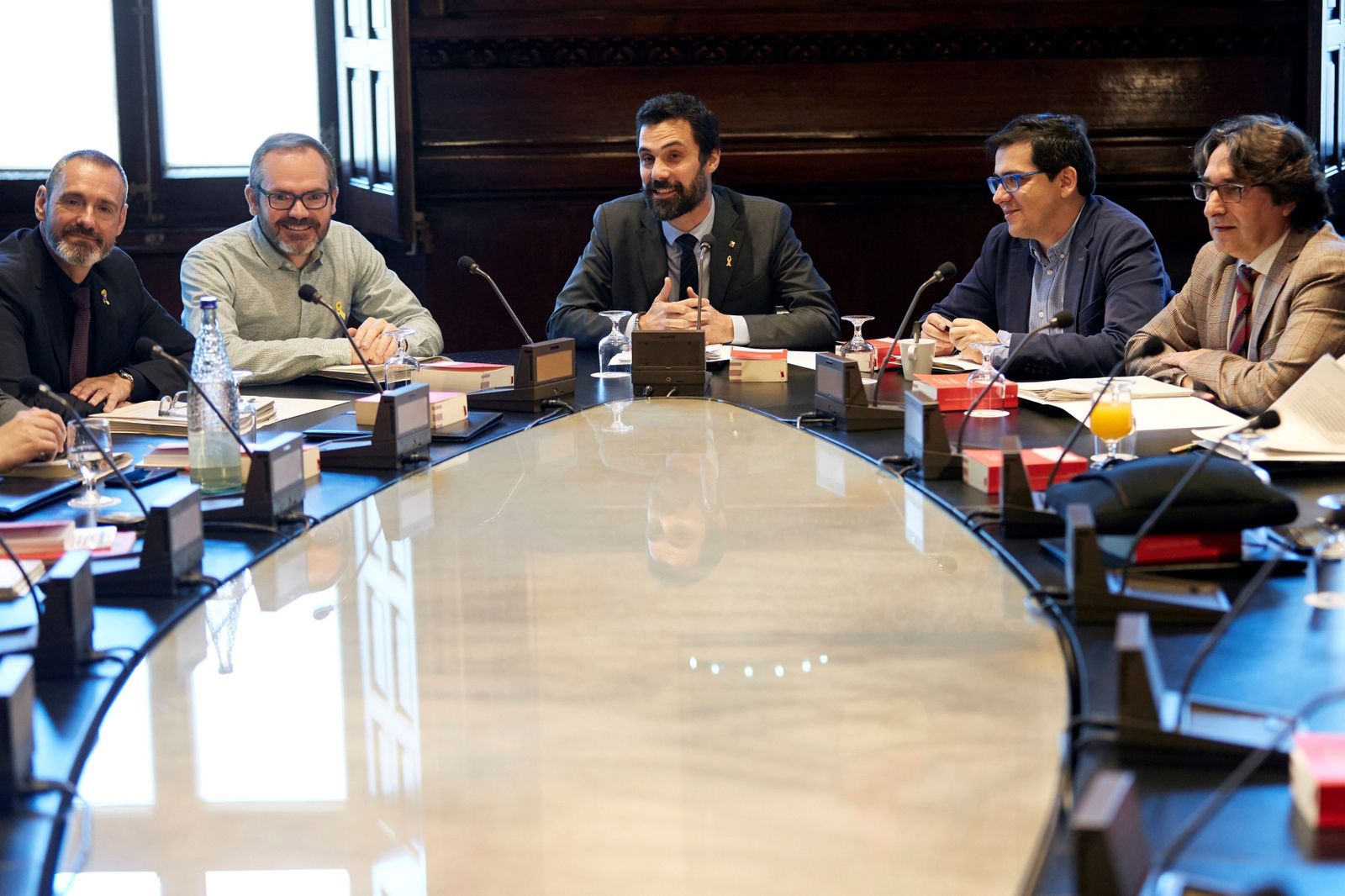 Roger Torrent, en el centro, preside la reunión, ayer, de la Mesa del Parlamento catalán.