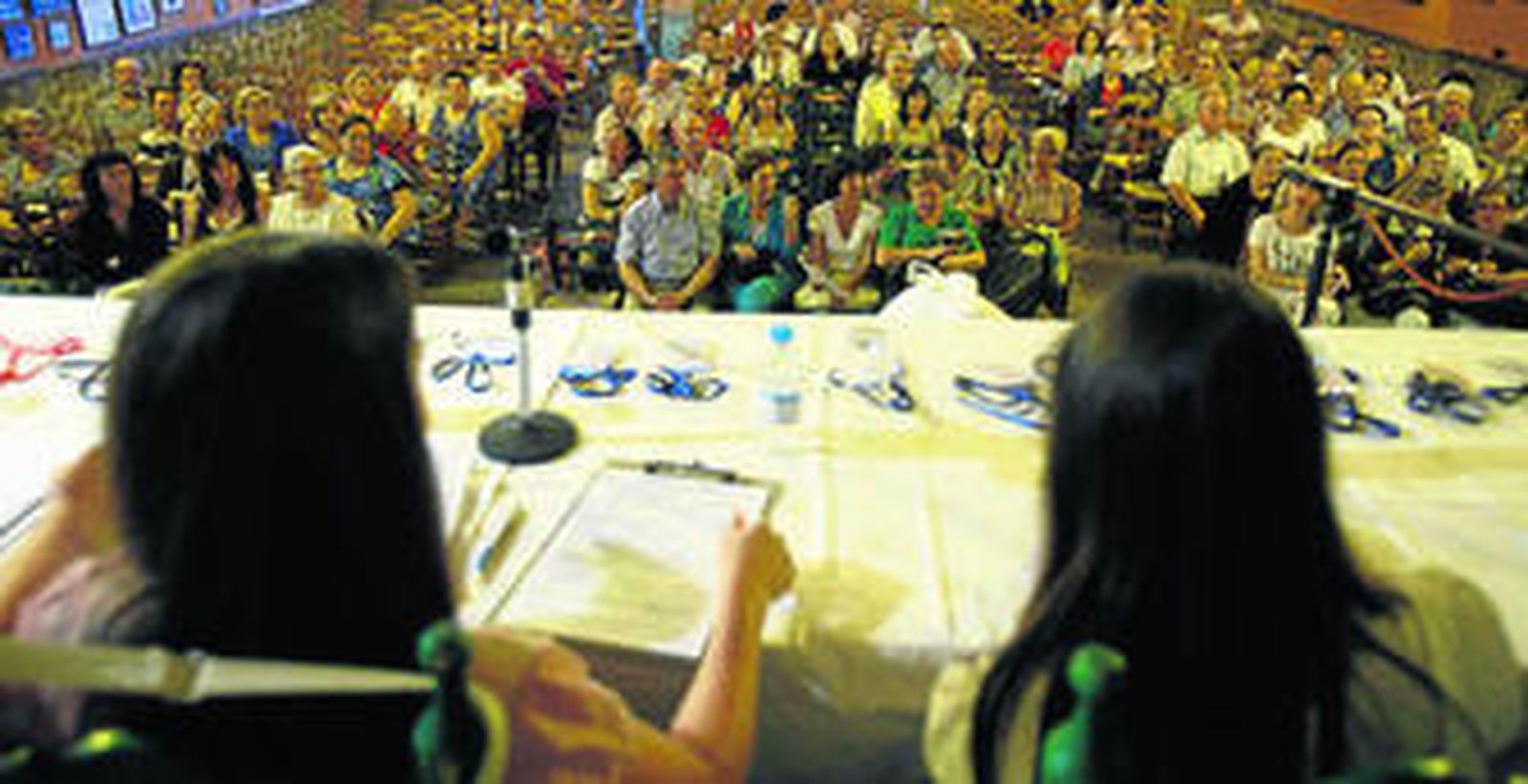 Numerosos asistentes a la llamada de ayer en Cádiz de la asociación 'SOS Bebés Robados'.