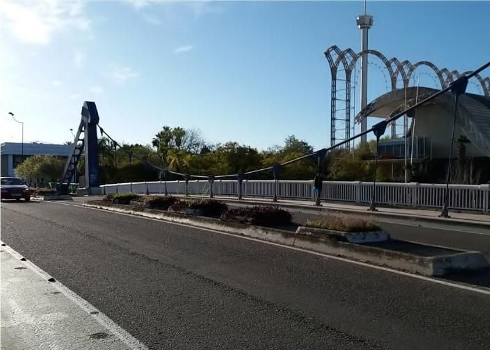 La pasarela del lago de la Expo. La pasarela del lago de la Expo.