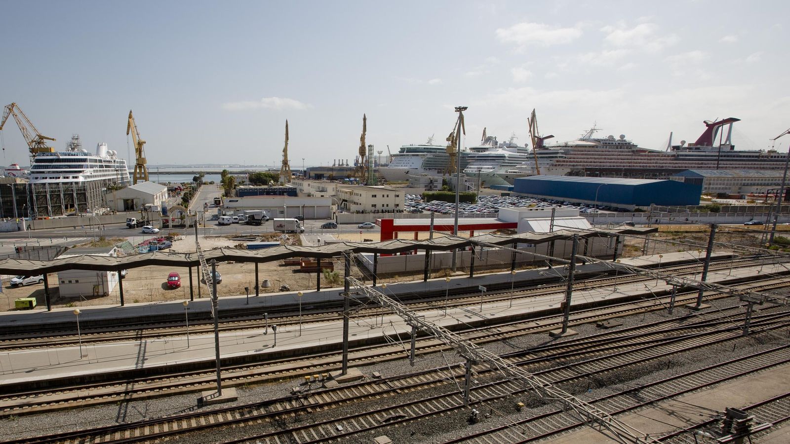 Imagen de archivo de una gran concentración de cruceros en el astillero de reparaciones de Navantia en Cádiz que data del año 2021