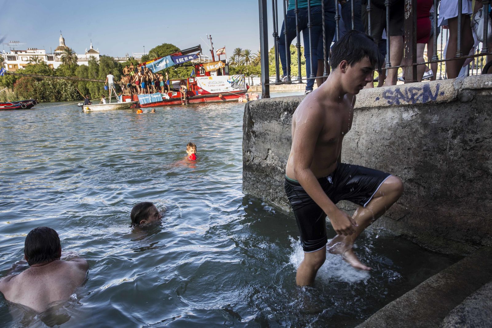 La cucaña de la Velá de Triana, en imágenes