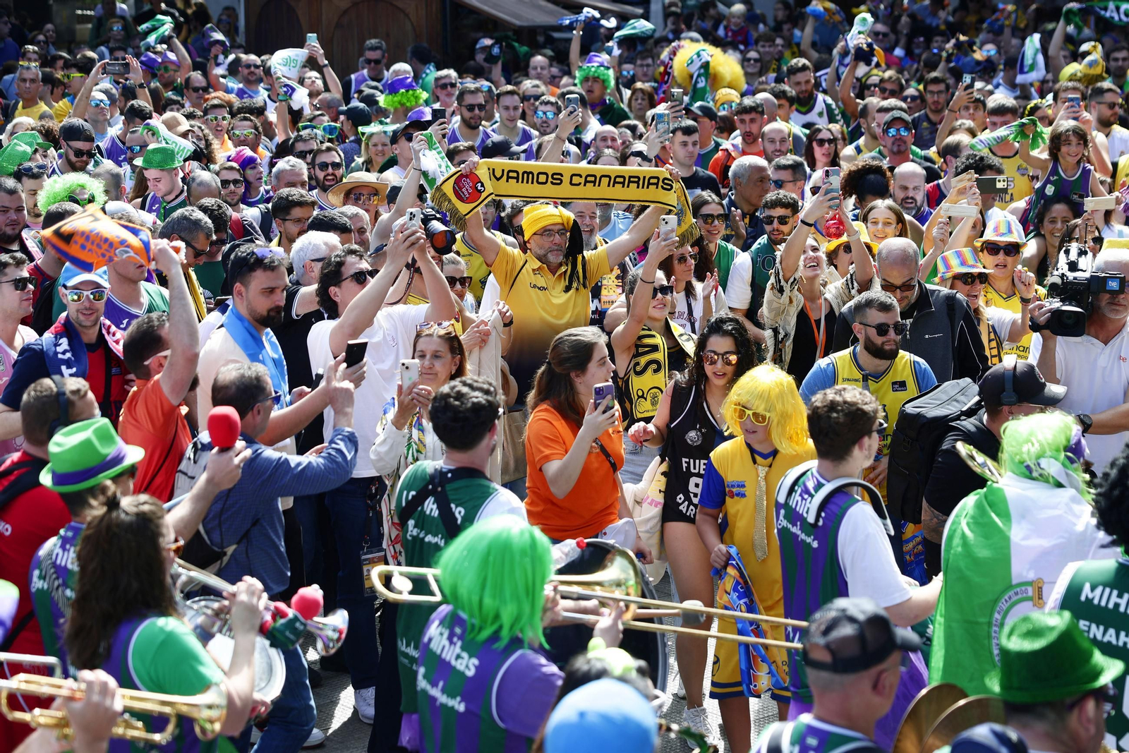 La gran fiesta de las aficiones de la ACB: Miles de personas toman las calles de Las Palmas