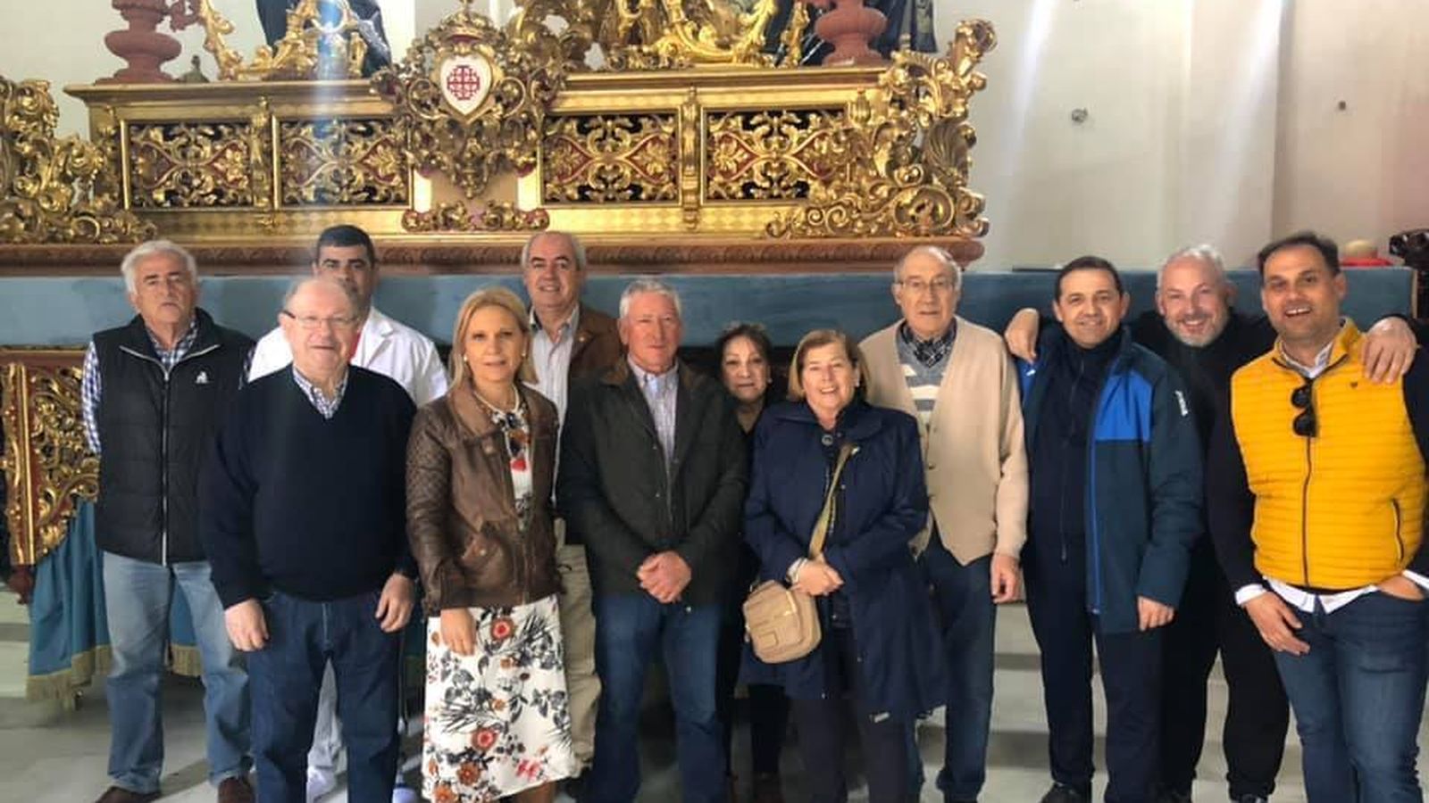 Miembros del Paso Negro junto al dorador Manuel Rodríguez González tras la firma del contrato.