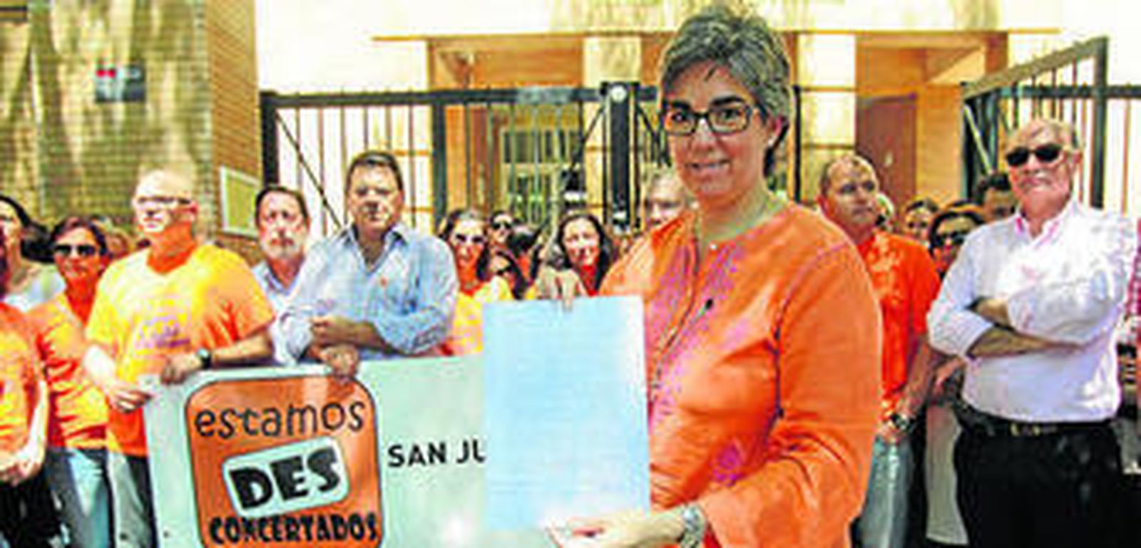 Manifestantes ante la Delegación de Educación de la Junta en Sevilla.