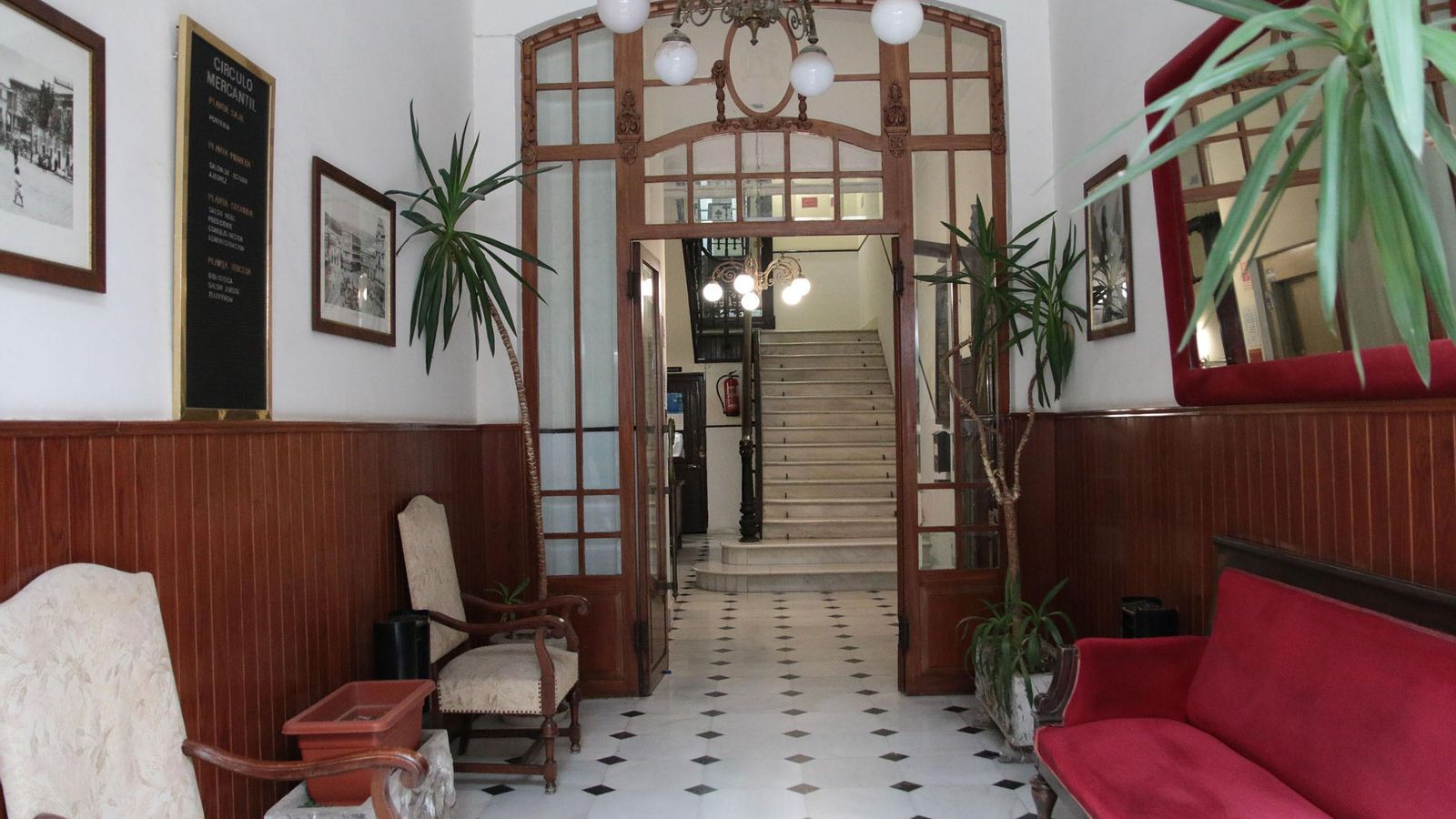 La entrada, de grato sabor colonial.