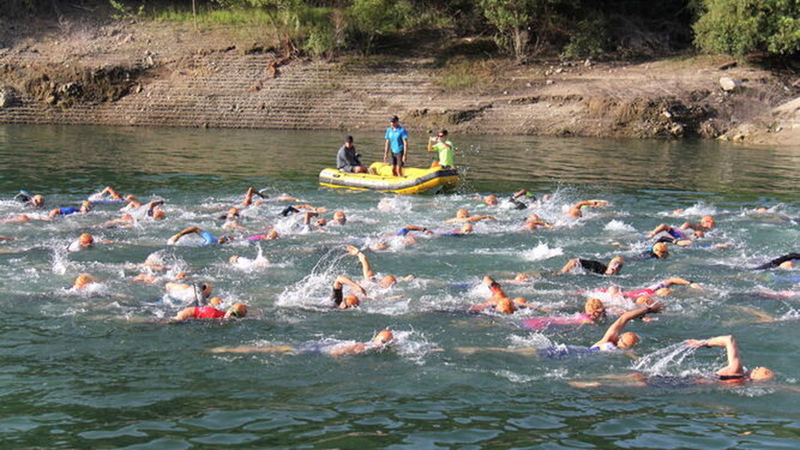 Nadadores en el Pantano de Canales en una edición anterior
