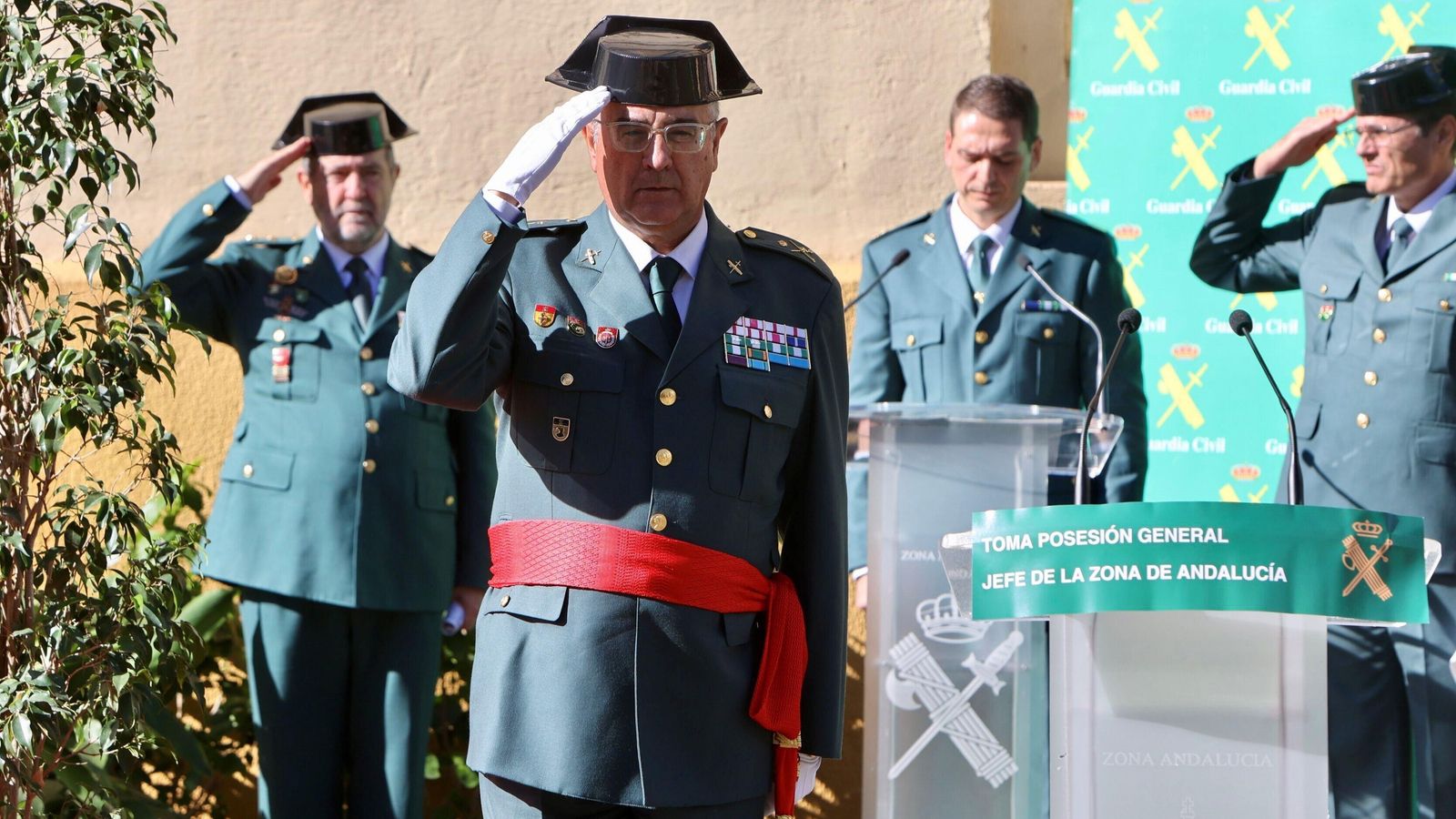 Luis Ortega saluda durante su toma de posesión.