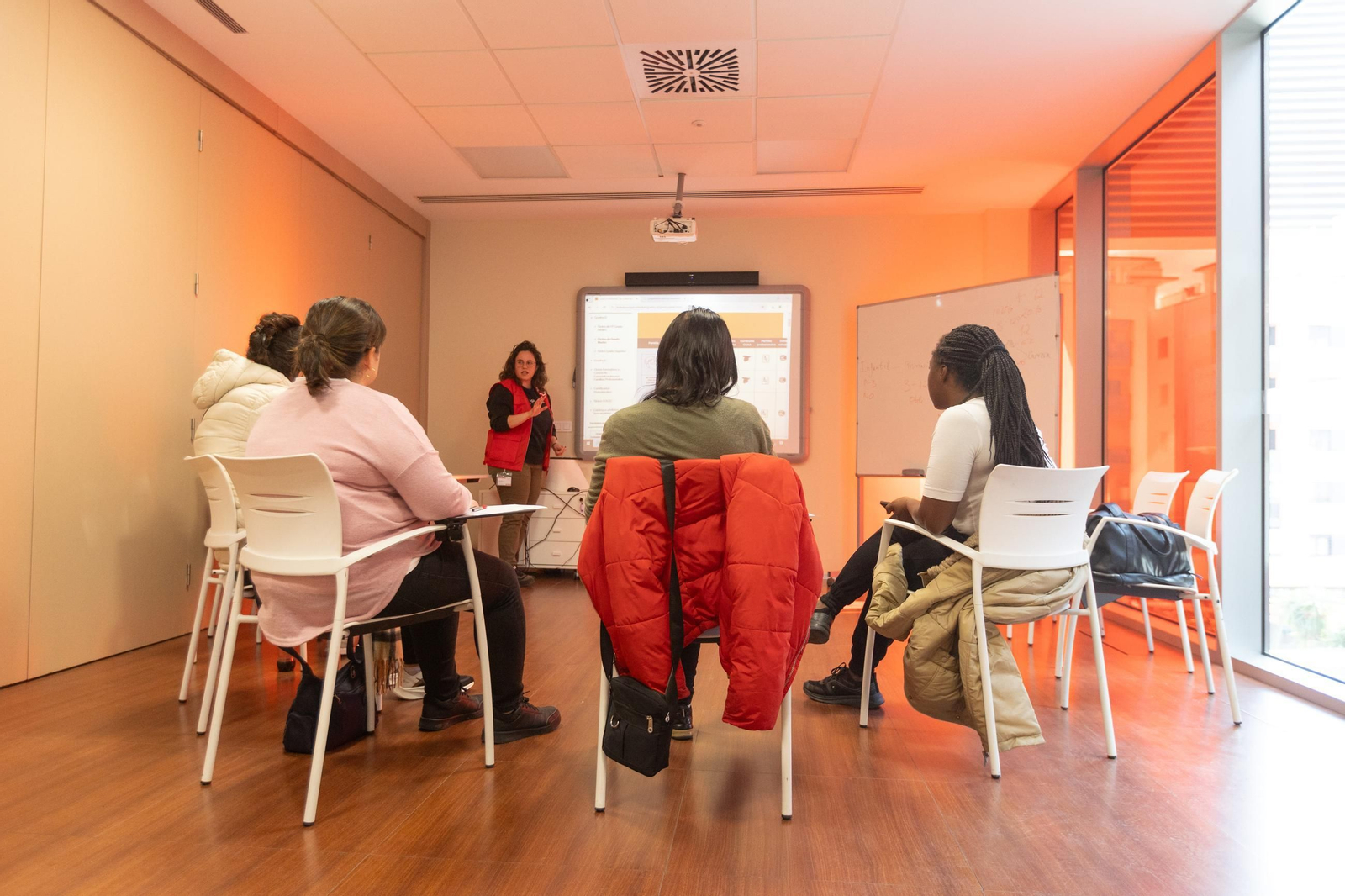 Varias mujeres participantes en los itinerarios de Cruz Roja, durante un taller.