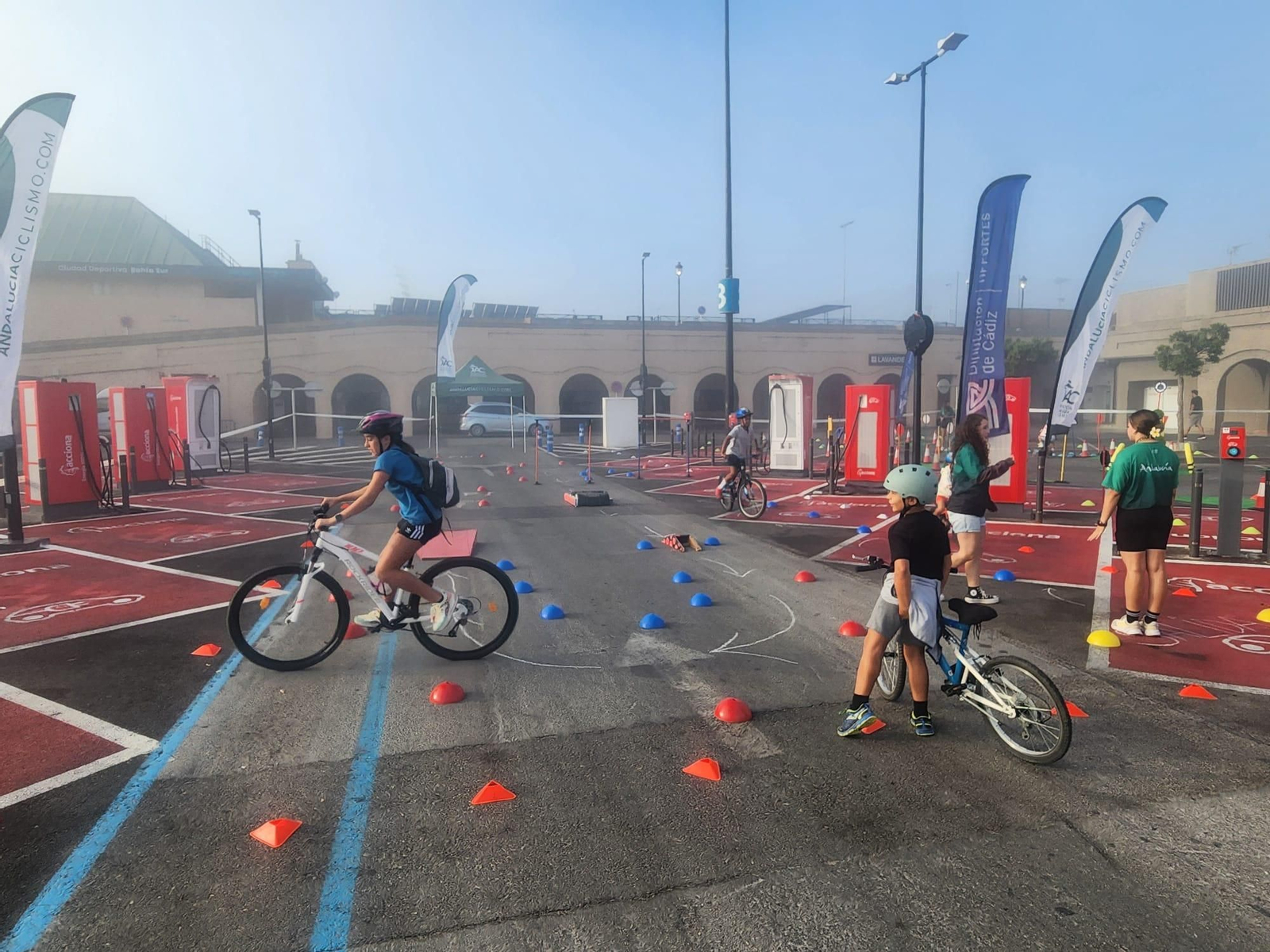 Alumnos de la Escuela del Moutain Bike Jerez, en una gymkhana anterior.