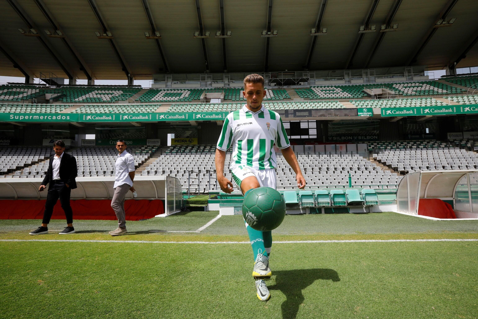 Las mejores fotos de la presentación de Isma Ruiz como jugador del Córdoba CF Las mejores fotos de la presentación de Isma Ruiz como jugador del Córdoba CF