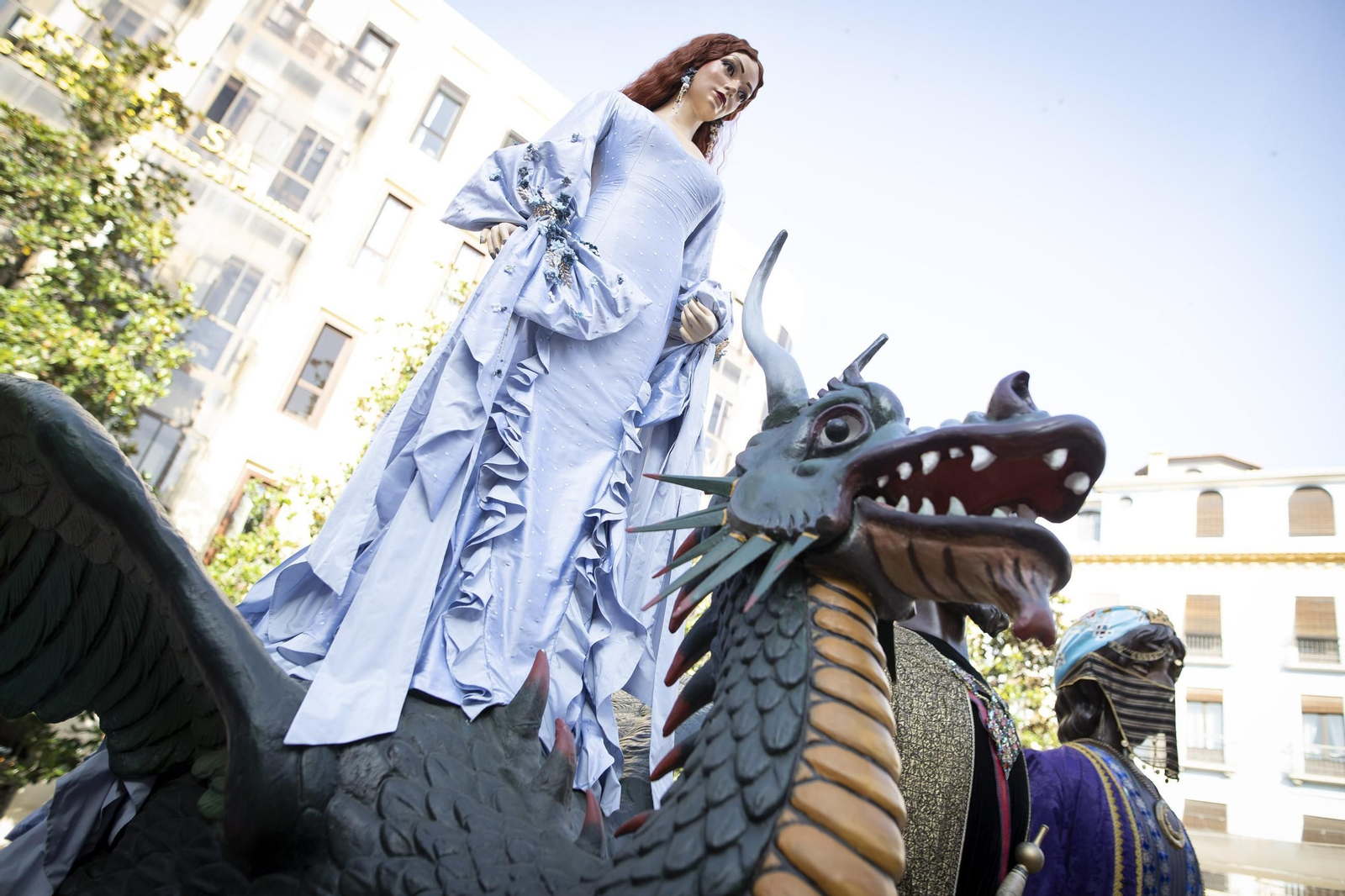 Las mejores imágenes del recorrido de la Tarasca por las calles de Granada