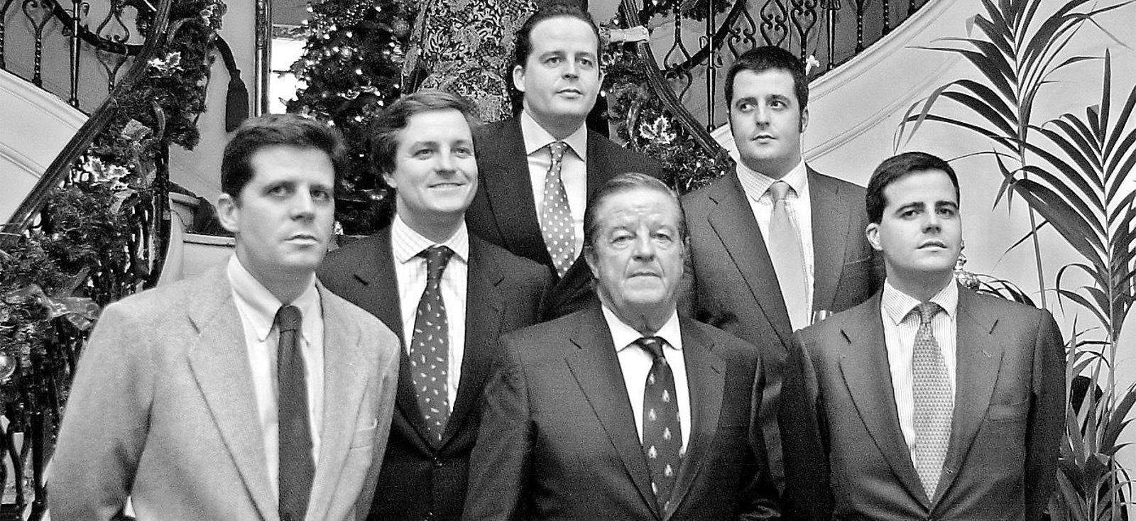 Miguel Primo de Rivera, con sus hijos. De izquierda a derecha, Fernando, Pelayo, Miguel, Damián y Cosme.