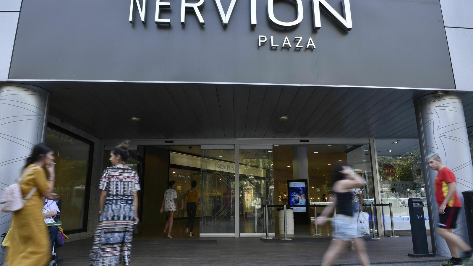 Uno de los accesos a Nervión Plaza.