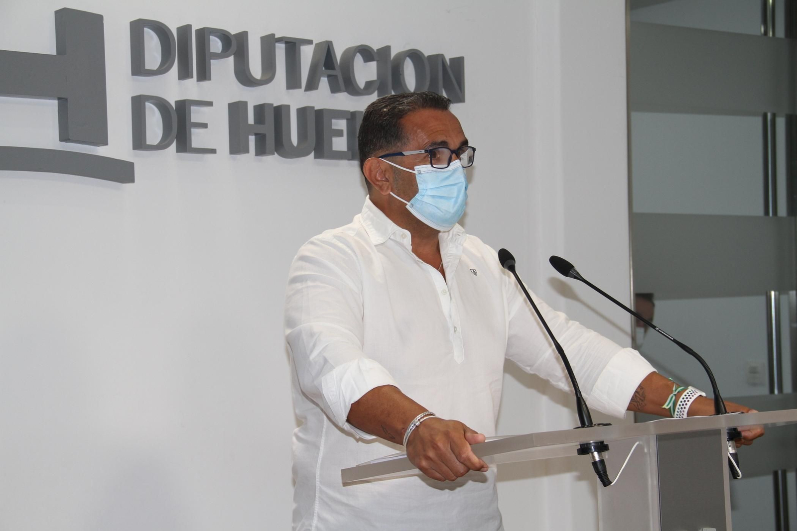 Salvador Gómez durante la presentación de las mociones del grupo socialista .