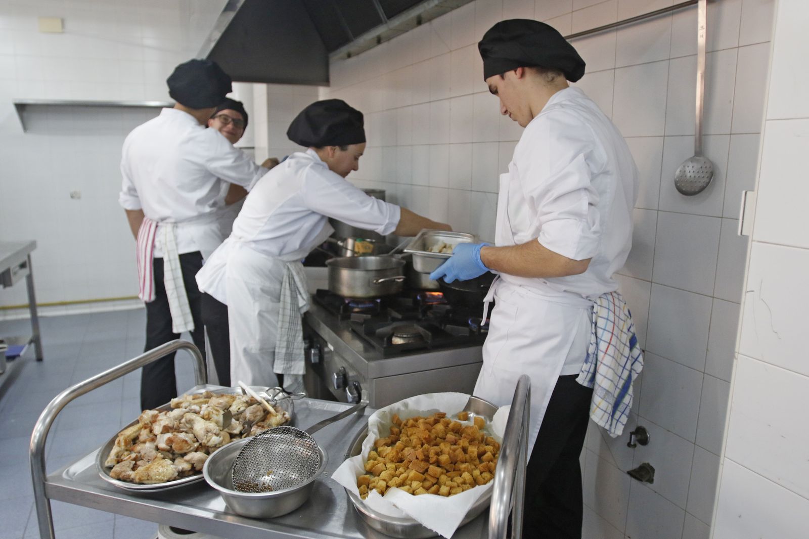 Varios cocineros trabajan en un restaurante de Córdoba.