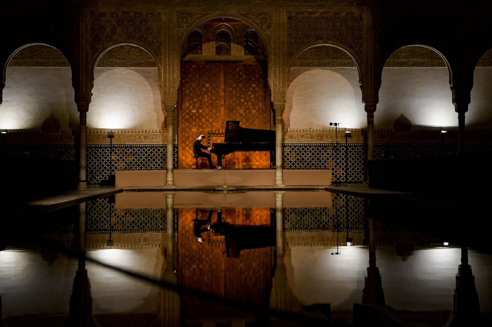 Una imagen de Igor Levit en el Patio de los Arrayanes.