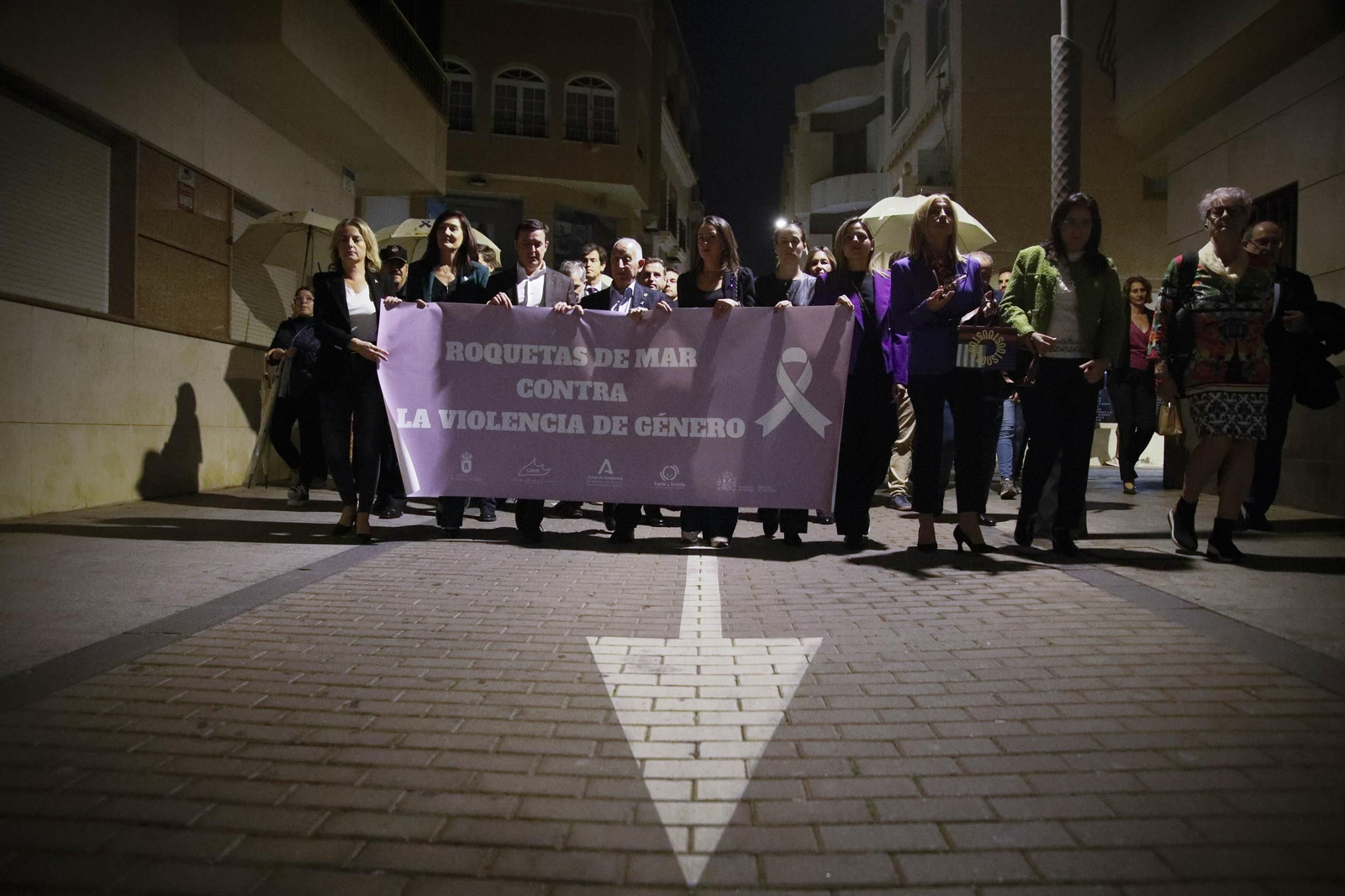 Manifestación por el 25 N en Roquetas de Mar, en imágenes