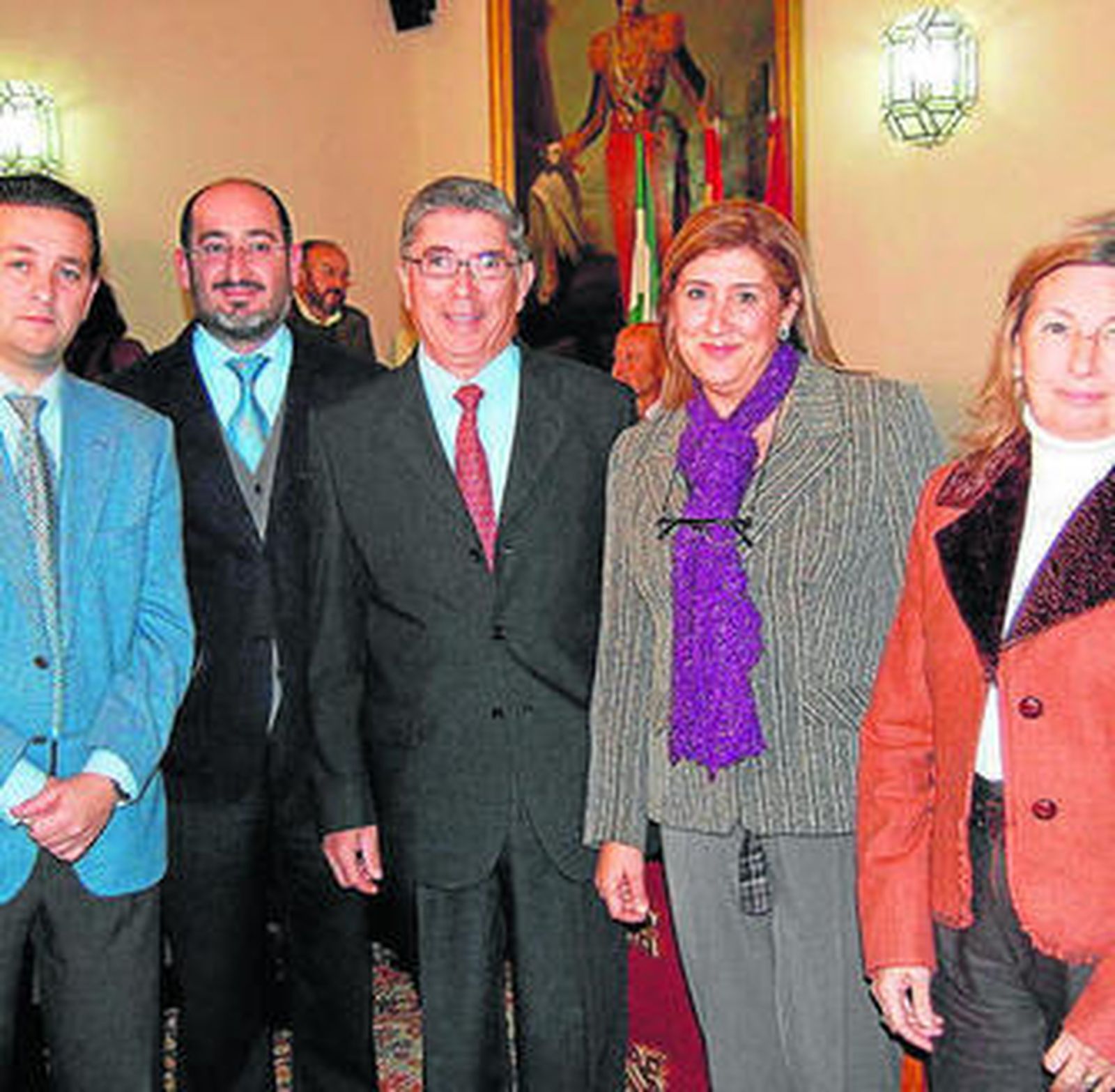 El nuevo Defensor junto a la alcaldesa y los responsables políticos.