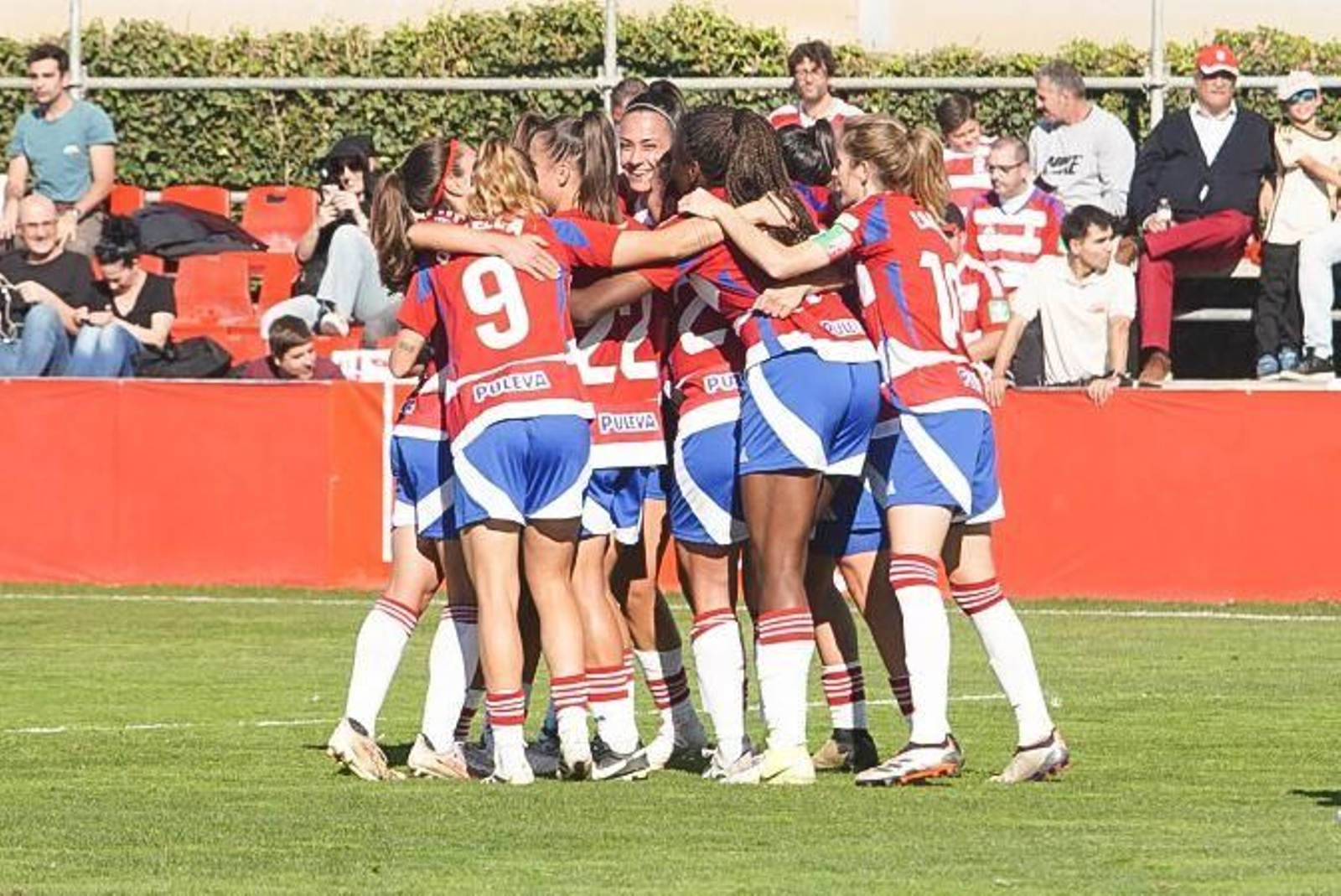 Las mejores imágenes de la goleada del Granada CF Femenino frente al Deportivo