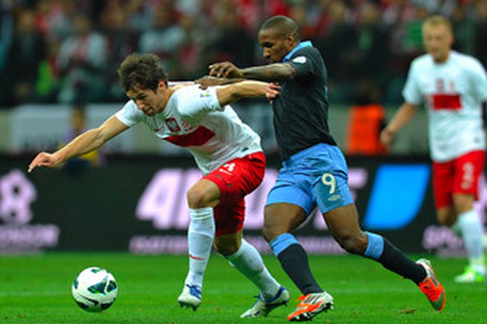 El polaco Krychowiak trata de proteger el balón ante Defoe en un choque ante la selección inglesa. /AFP