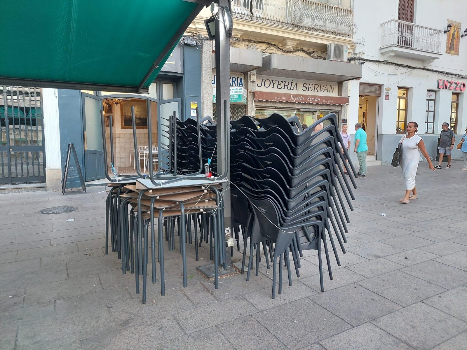 Terraza de uno de los negocios que permanece a la espera de la liquidación de las tasas y que ya no pueden montarse.